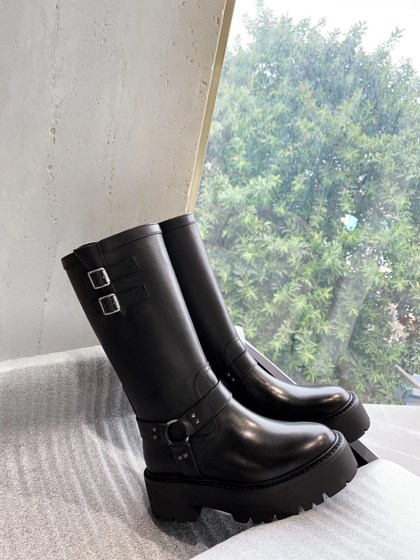 Новинка сезона осень/зима 2022 от Celine — сапоги до середины икры Arc de Triomphe Knight — в стиле Ян Ми.