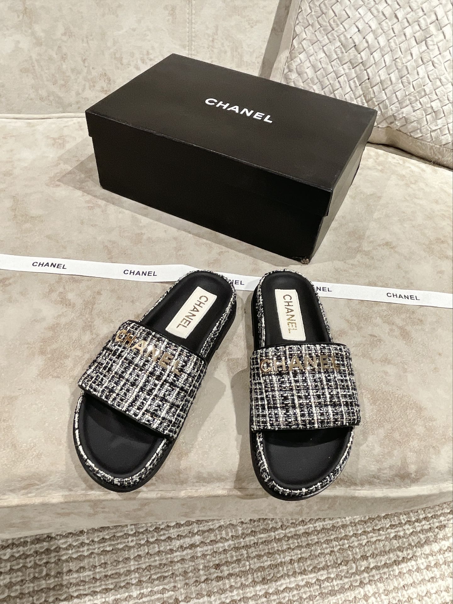 Новинка сезона весна/лето 2023 от Chanel - Шерстяные тапочки - Черные