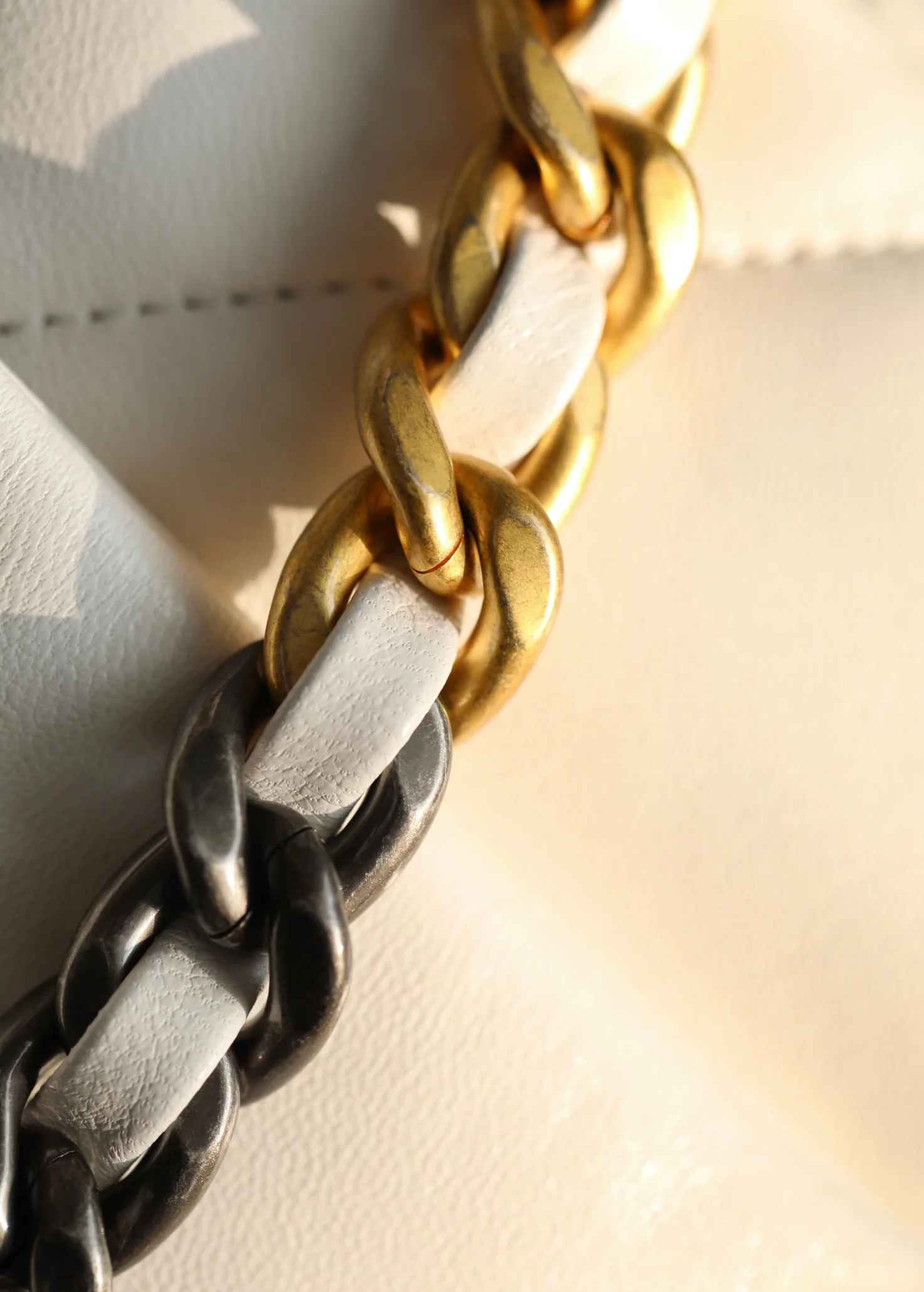 Маленькая сумочка Chanel 19bag - белая.