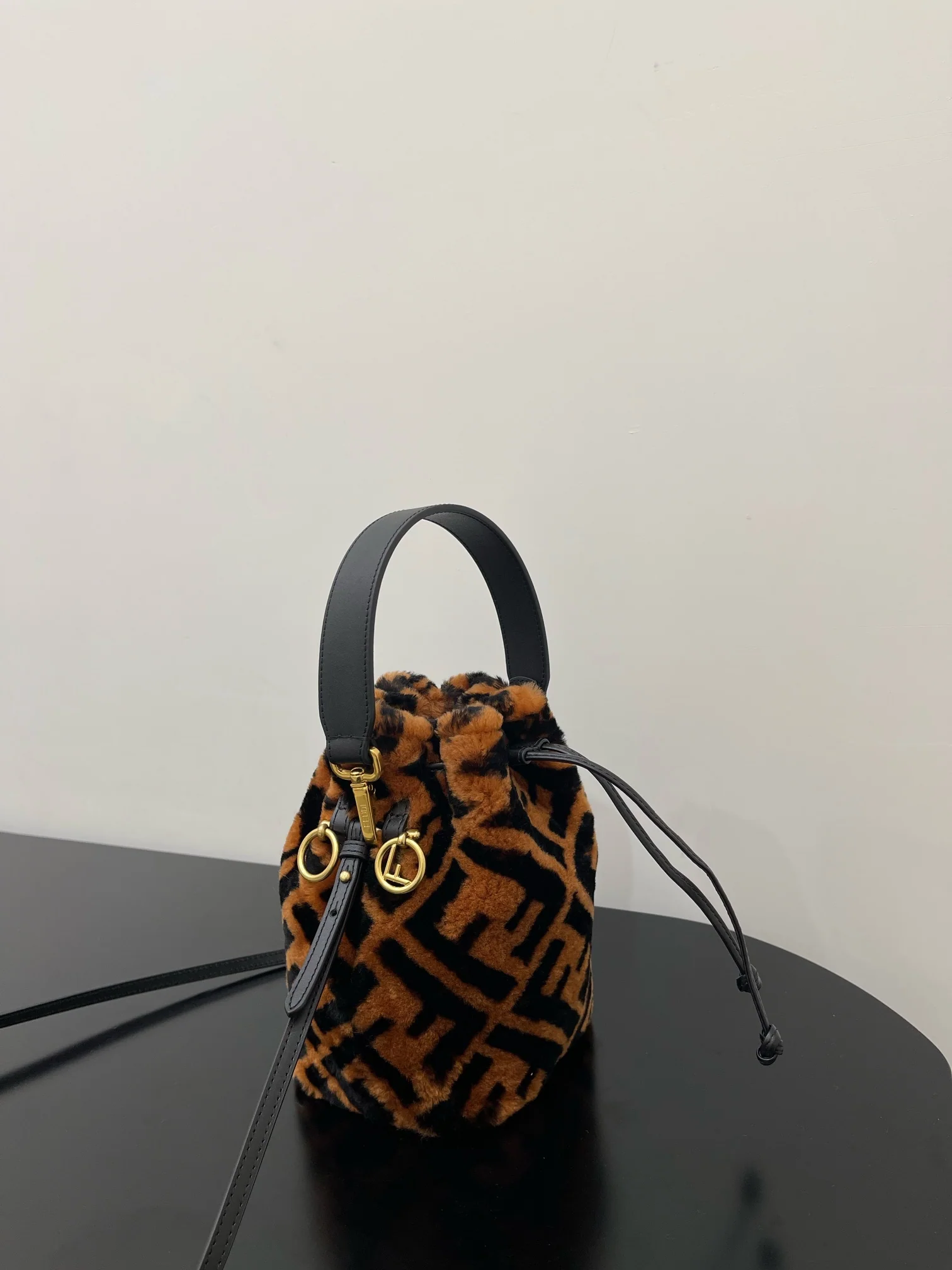 Fendi - Мини-сумка-ведро из шерсти карамельного цвета