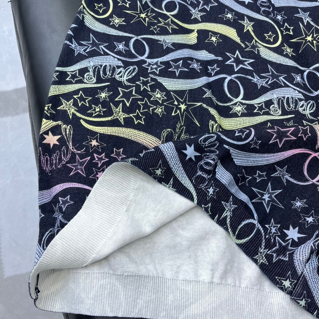 Платье Chanel 2403 Comet Collection из трикотажа с принтом и короткими рукавами.