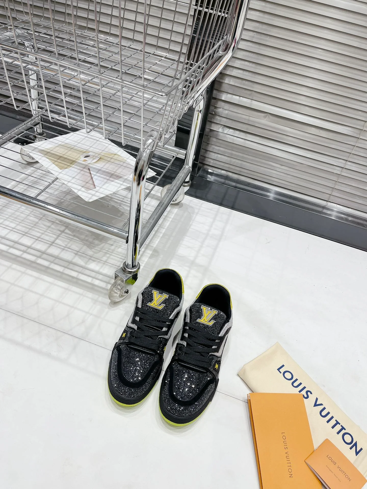 Кроссовки LV Trainer - обувь для скейтбординга - глянцевые черно-желтые - унисекс