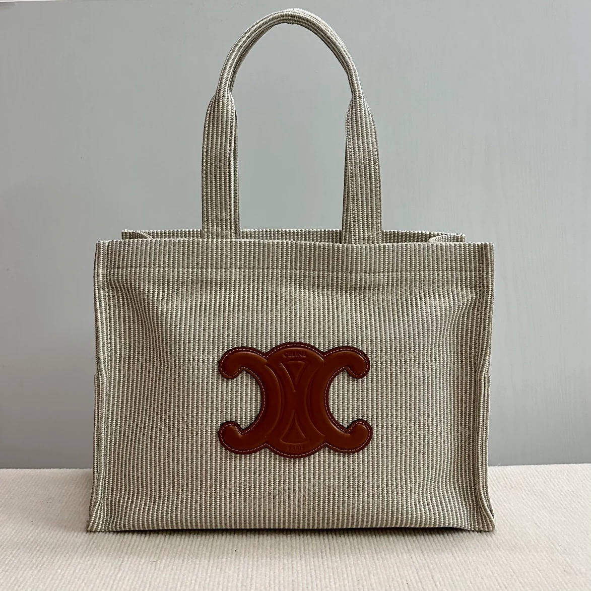 Сумка-тоут Celine Cabas Thais, большая, бежевая.