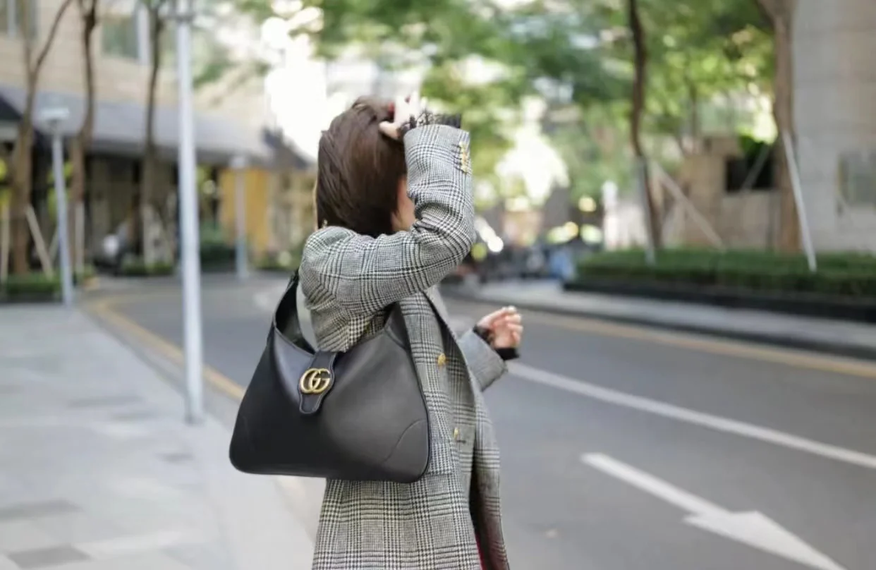 Весенняя коллекция Gucci 2023 — Сумка через плечо ?Полумесяц? — Черная — Фотографии в действии.