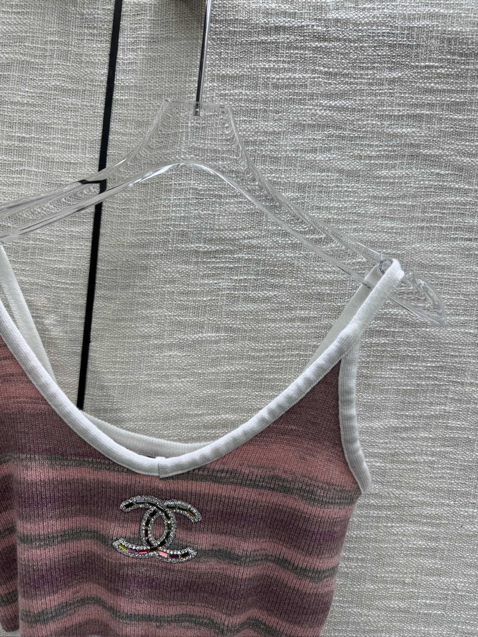 Chanel 2403 - Вязаная майка с V-образным вырезом и полосатым узором в стиле колор-блок