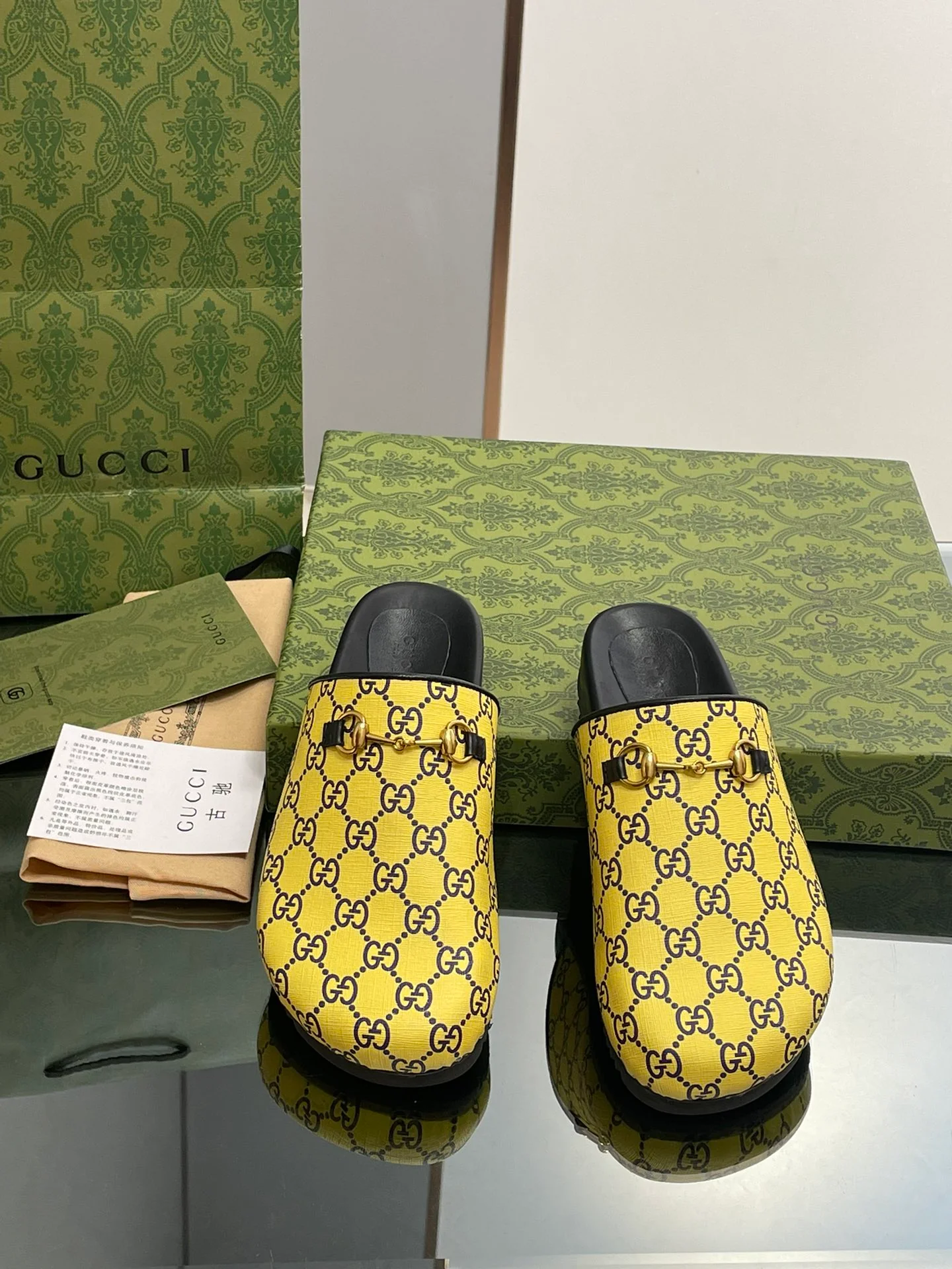Новинка сезона ?Ранняя осень? от Gucci: мюли, закрытые тапочки, унисекс, желтый цвет.