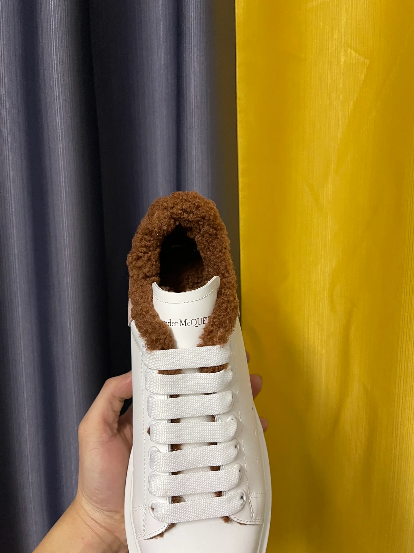 Классические белые кроссовки McQueen - унисекс - пыльно-розовый с коричневой меховой отделкой - Премиум-издание