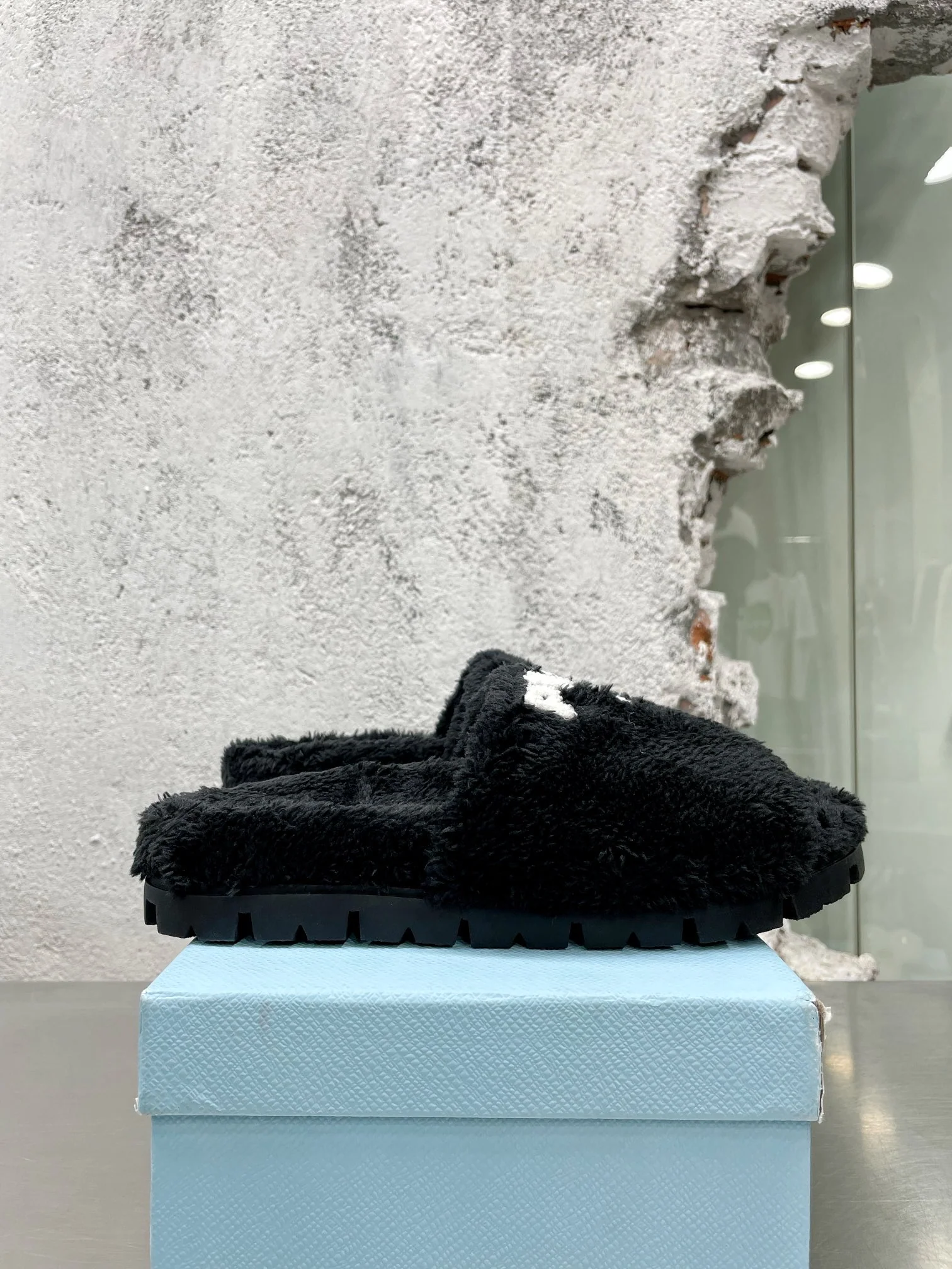 Новинки Prada осень/зима 2022 — Меховые тапочки — Стиль знаменитостей — 2