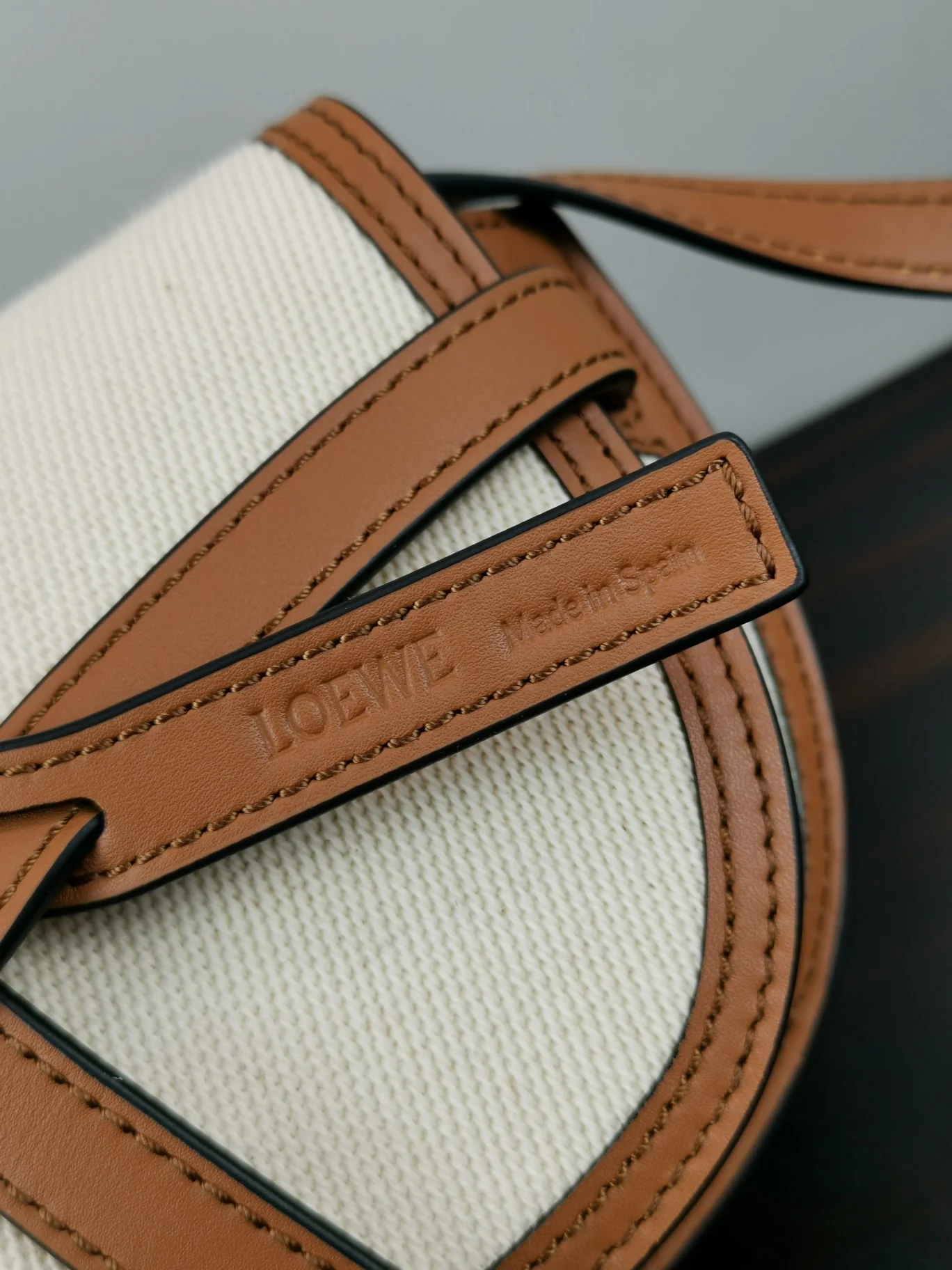 Стиль Loewe-gate из парусины и кожи