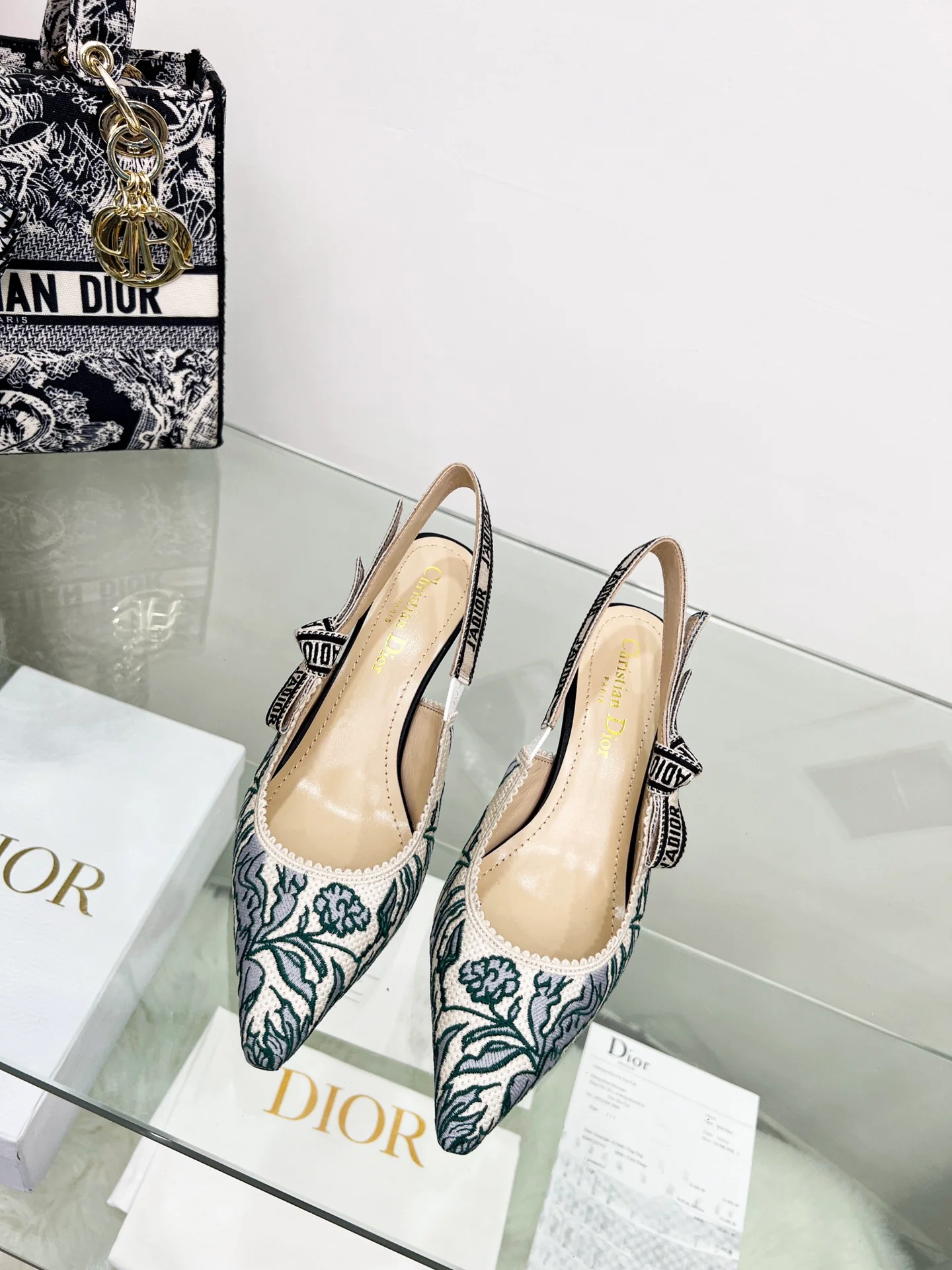 Новинка сезона весна/лето 2022 от Dior - Jardin-D-Hiver - туфли на каблуке с жаккардовой вышивкой в ??виде букв.