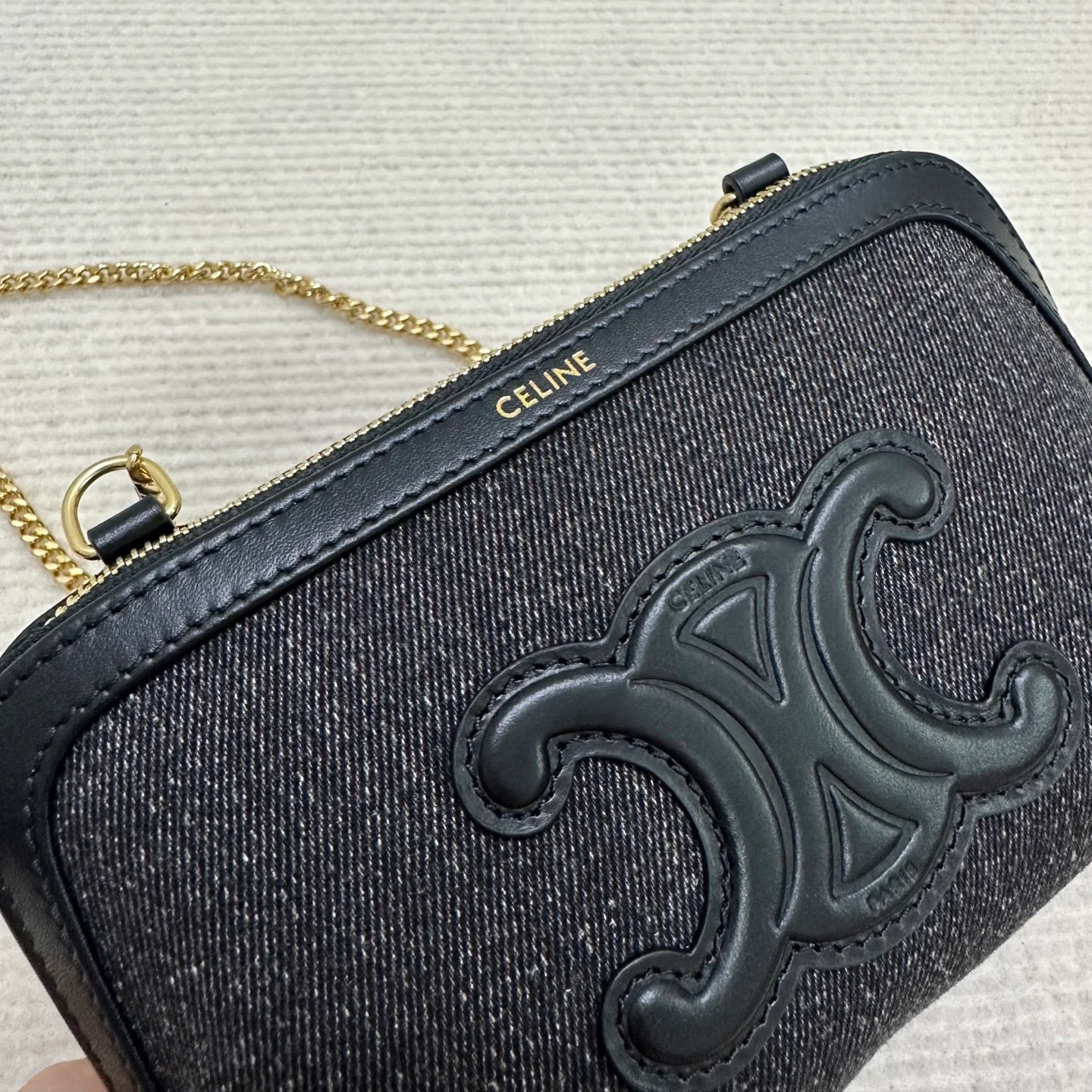 Сумка Celine из джинсовой ткани с вышивкой и цепочкой из ракушек