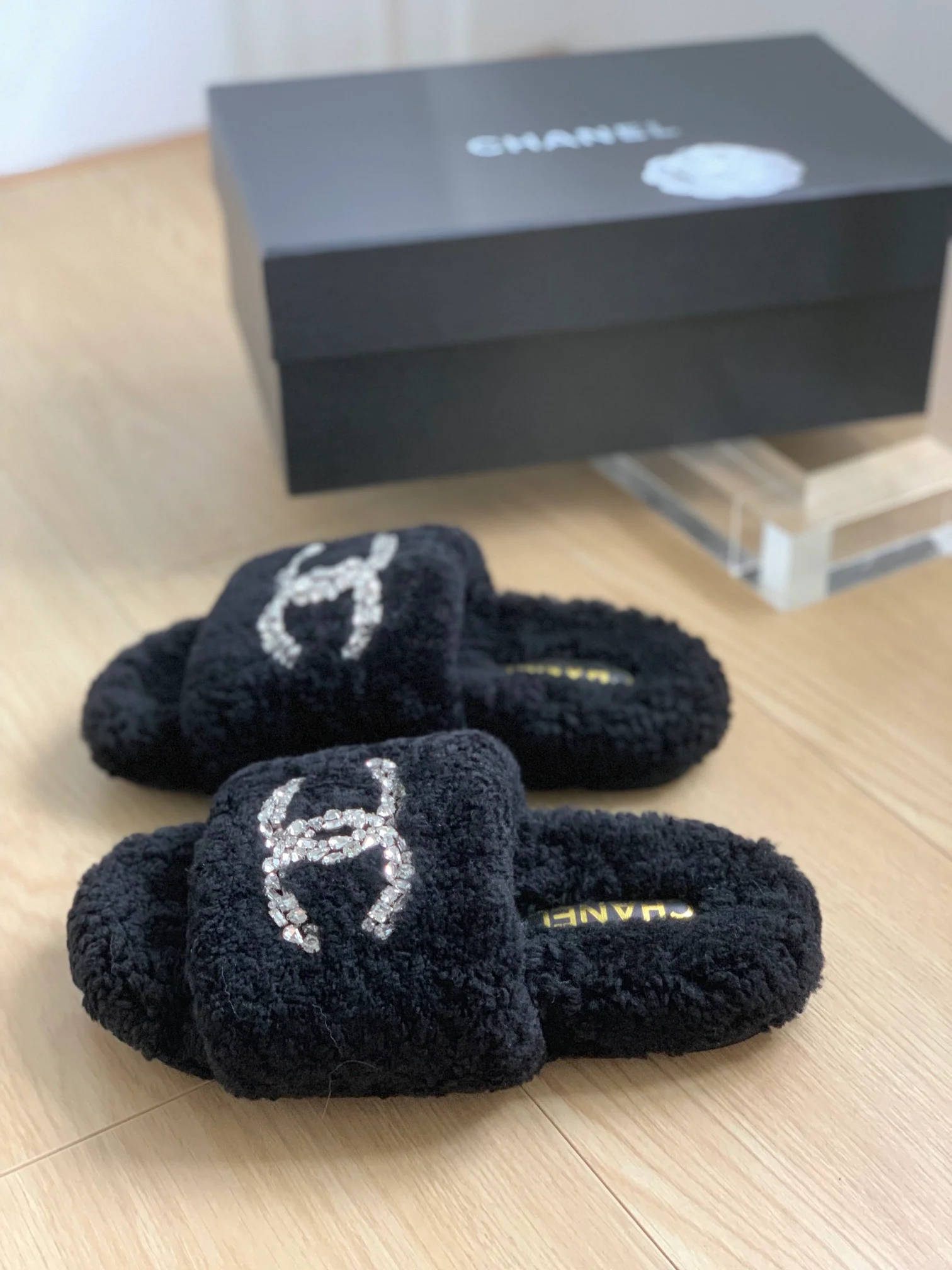 Новинка сезона осень/зима 2023 от Chanel - Домашние тапочки из овечьей шерсти с резиновой подошвой - Черные