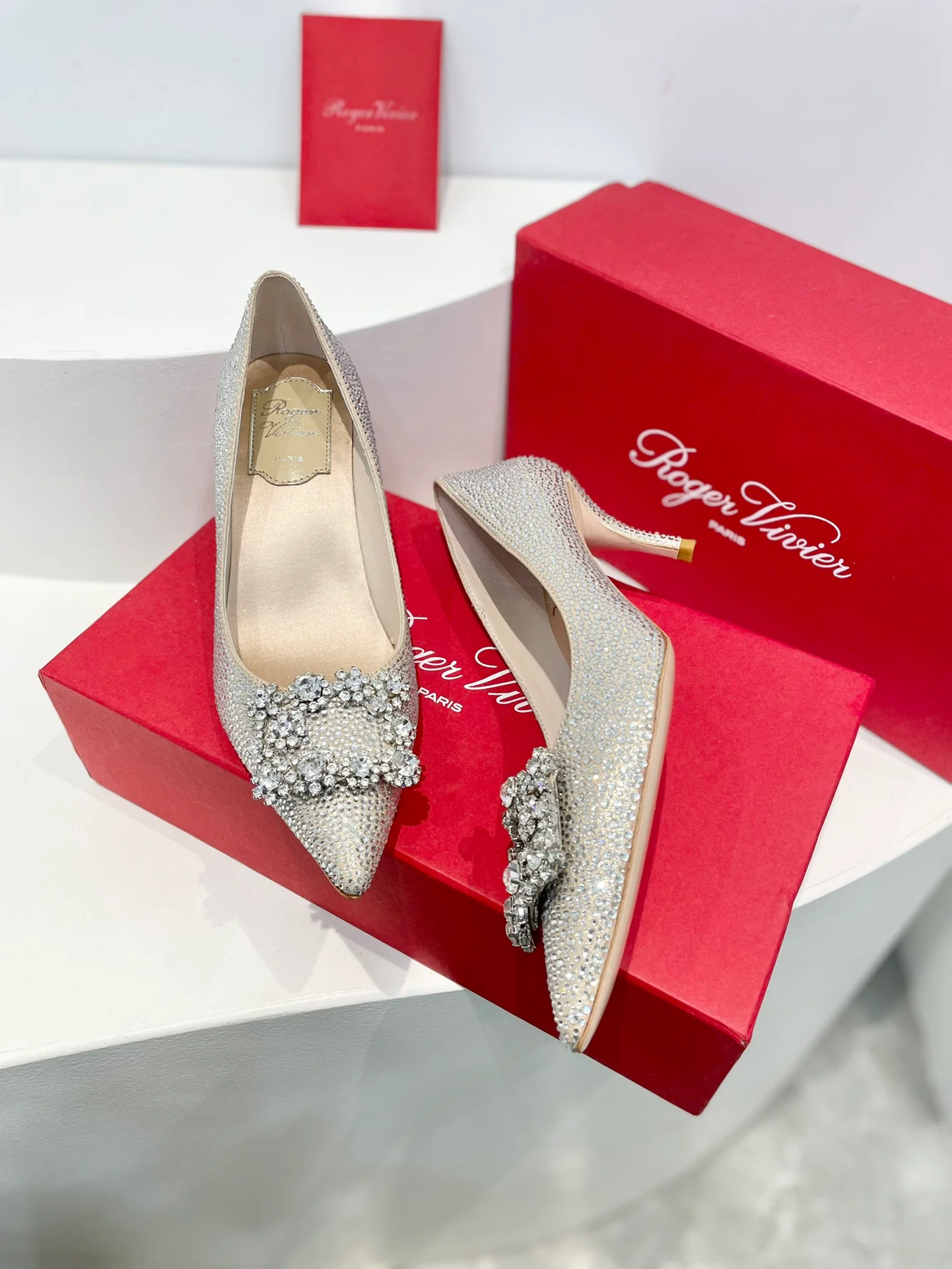 Обувь RV - Серия ?Кристальные туфли? - Туфли на низком каблуке со стразами - Серебристые