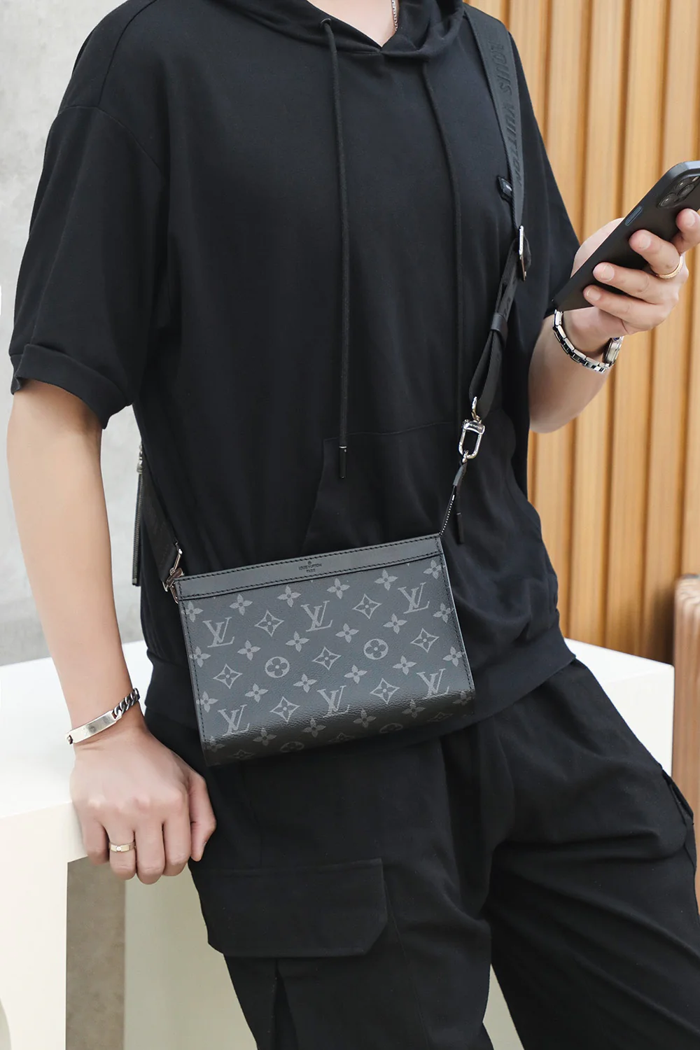 Кошелек LV Gaston m81124 - Фотографии в использовании