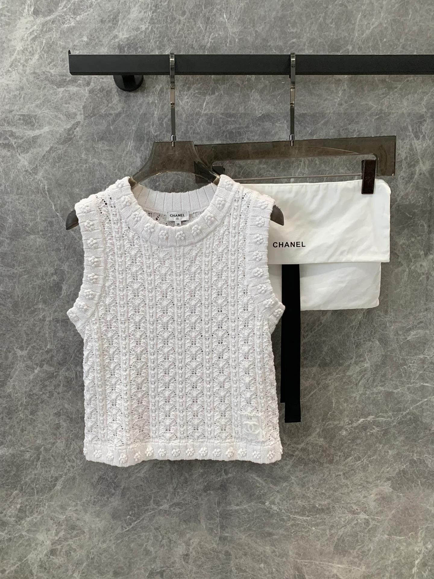 Жилет Chanel 2404 с объемным цветочным принтом - белый