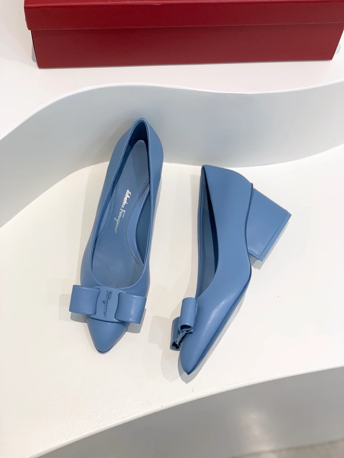 Туфли Salvatore Ferragamo - Ferragamo - Балетки Viva на низком каблуке с острым носком - синие