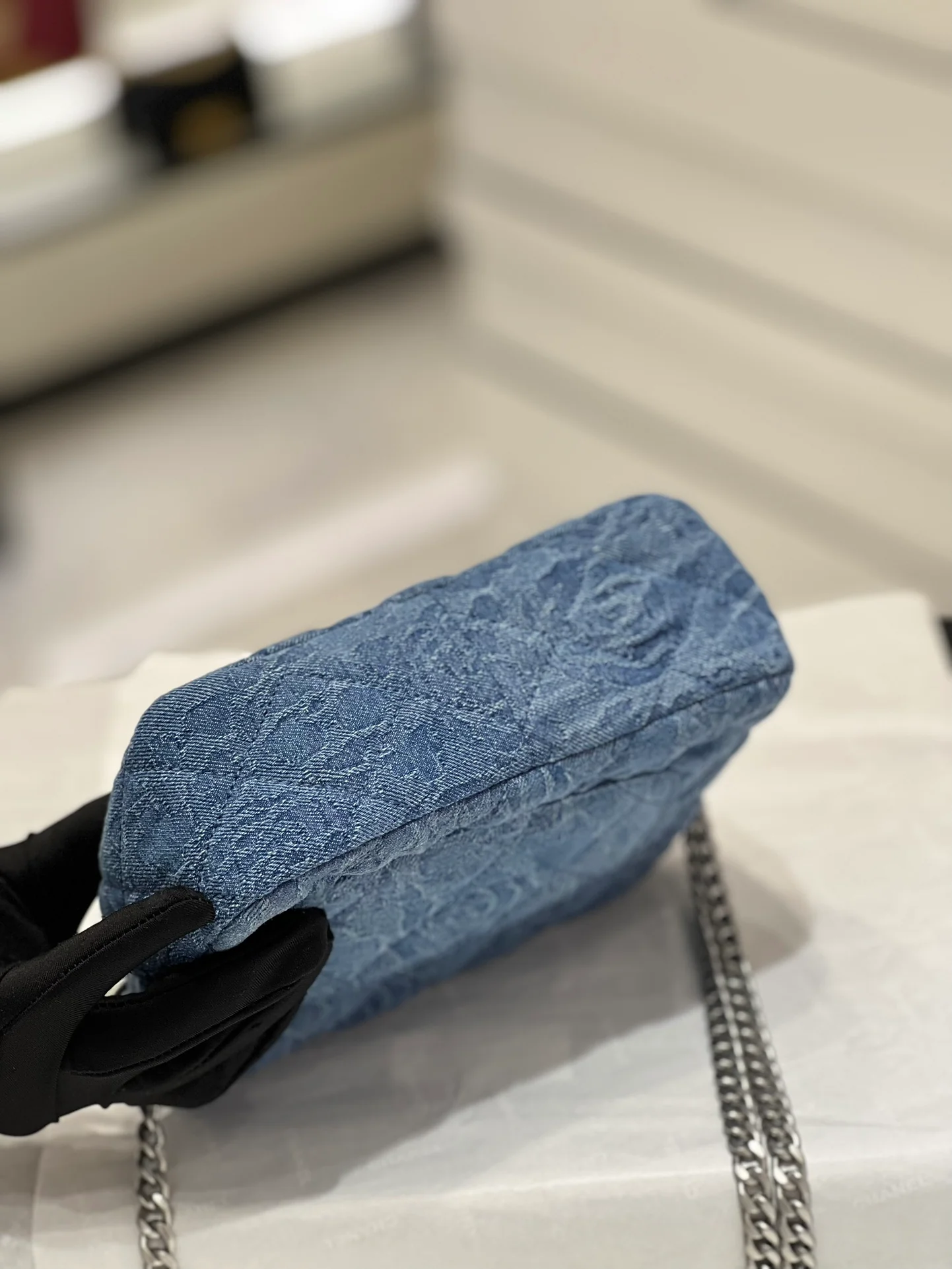 Коллекция Chanel Весна/Лето 2023 - Сумка-хобо из денима с застежкой в ??виде сердца и камелии