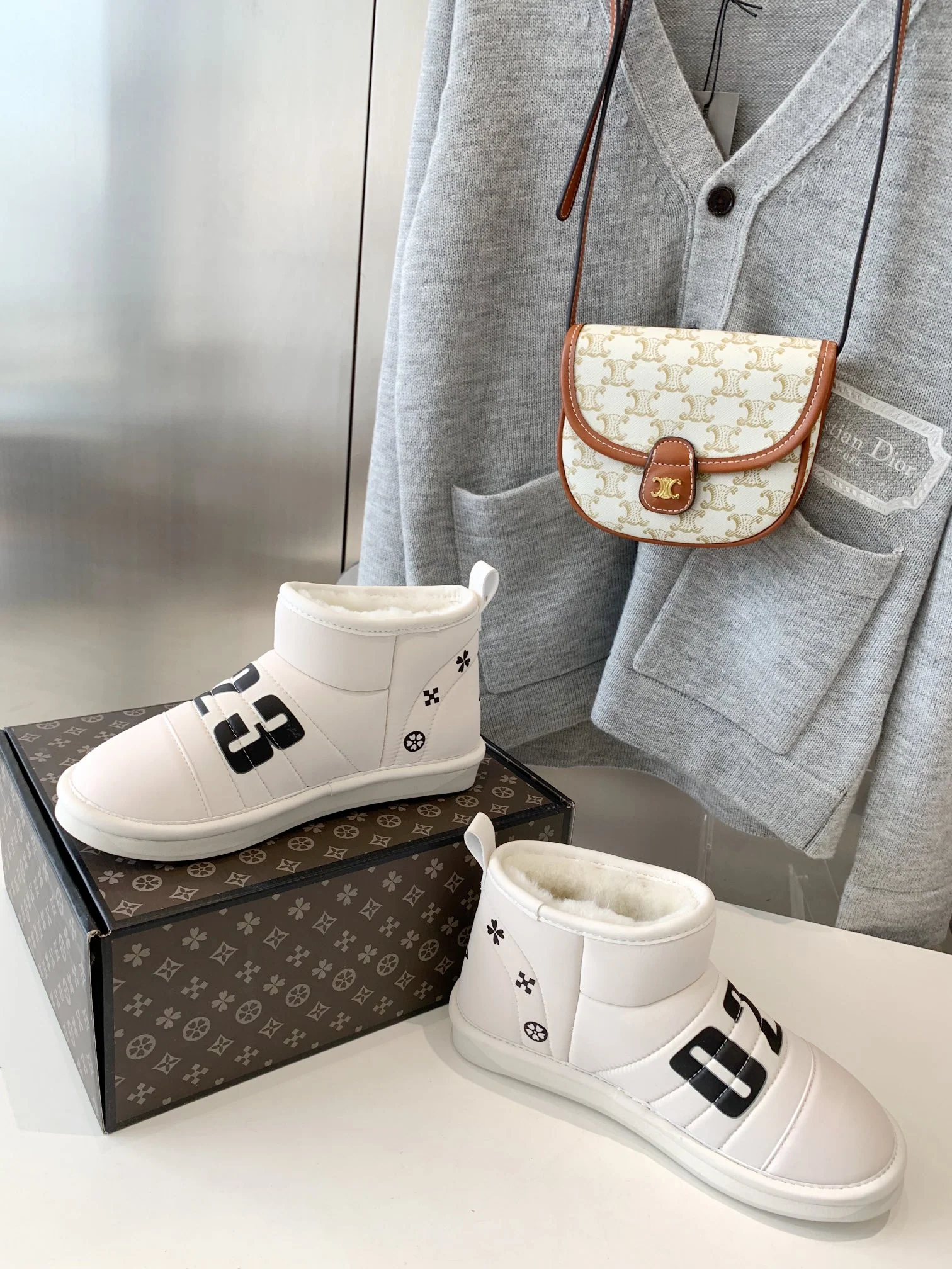 зимние ботинки с буквой LV