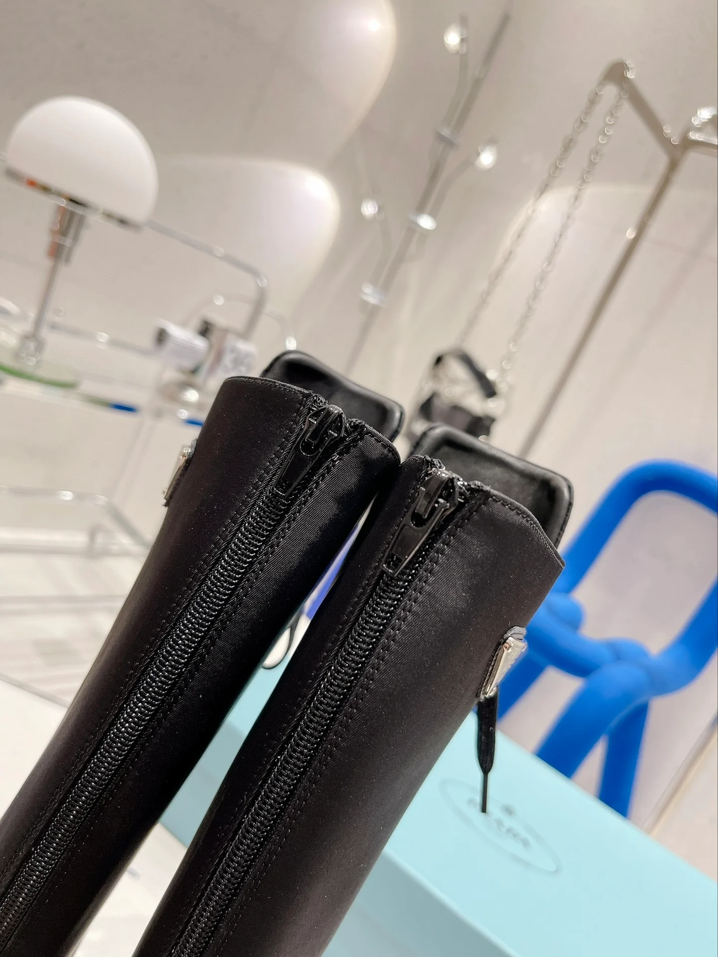 Prada, подиумный показ 2022 года - высокие сапоги - 1