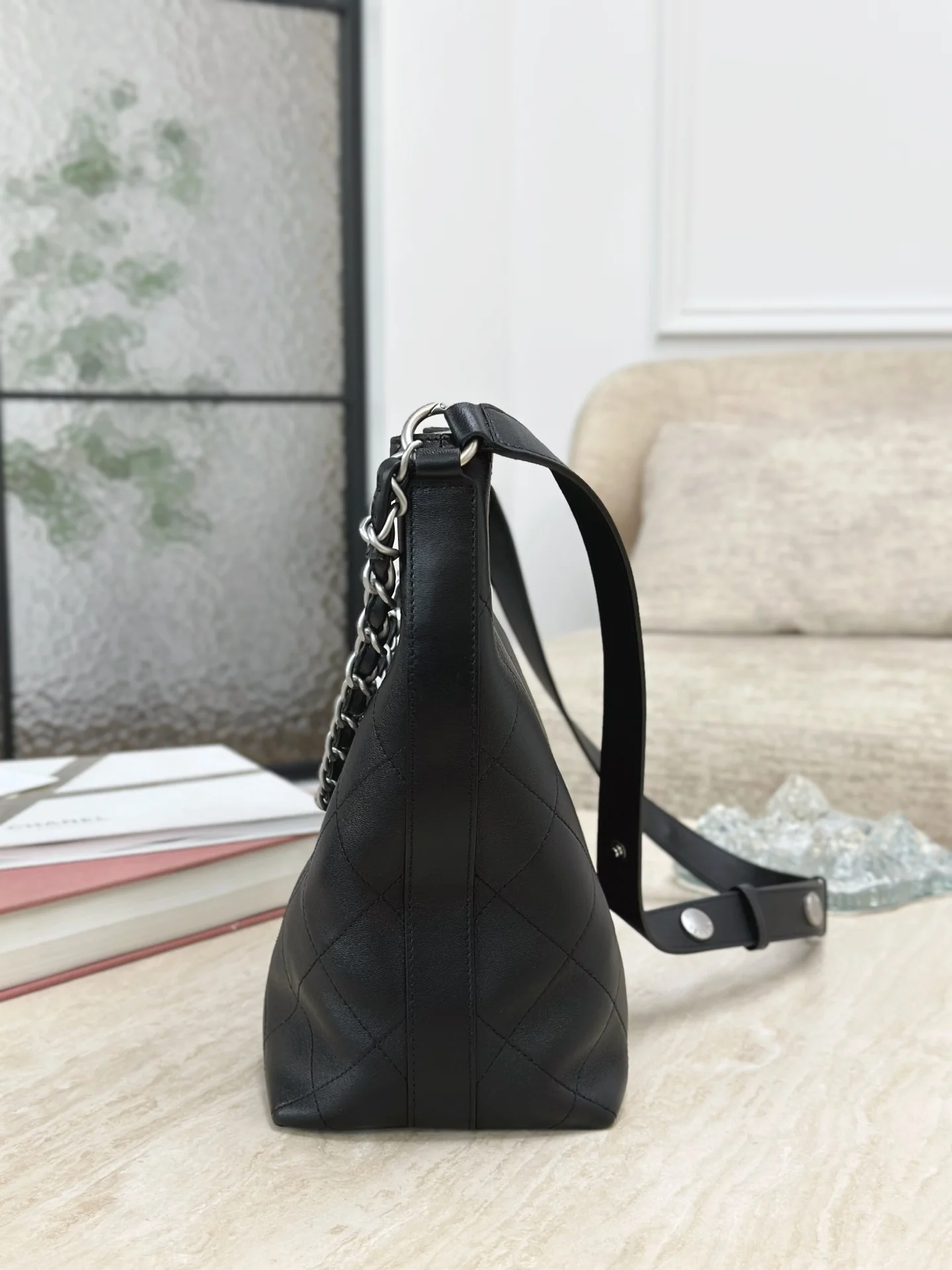 Сумка Chanel в стиле хиппи с золотой монетой 25 пенсов — черно-серебряная.