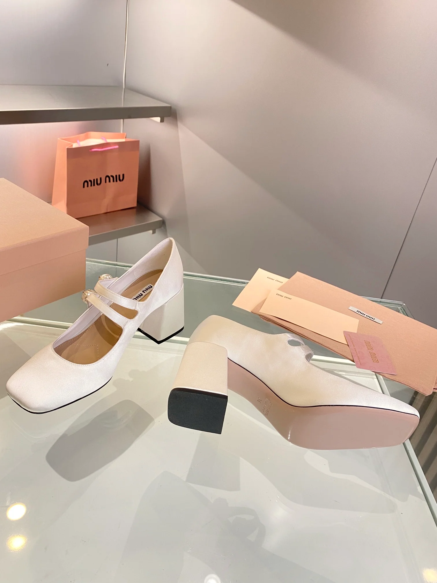 Новинка осенне-зимней коллекции Miu Miu 2023 — туфли Мэри Джейн на высоком каблуке с блестками и стразами (7 см) — белые.