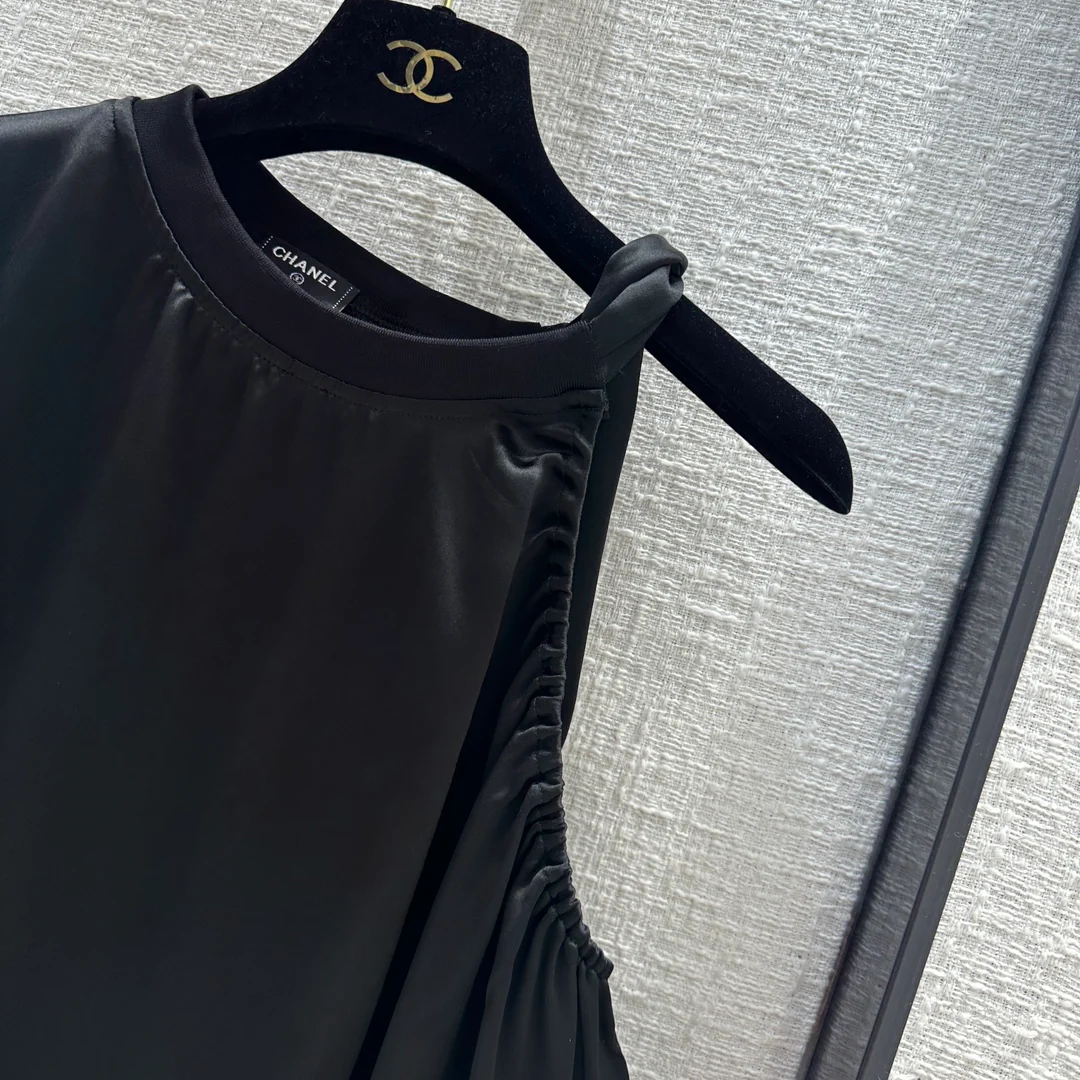 Новая коллекция Chanel Весна/Лето 2024: Топ с бантом, круглым вырезом и одним рукавом - Черный