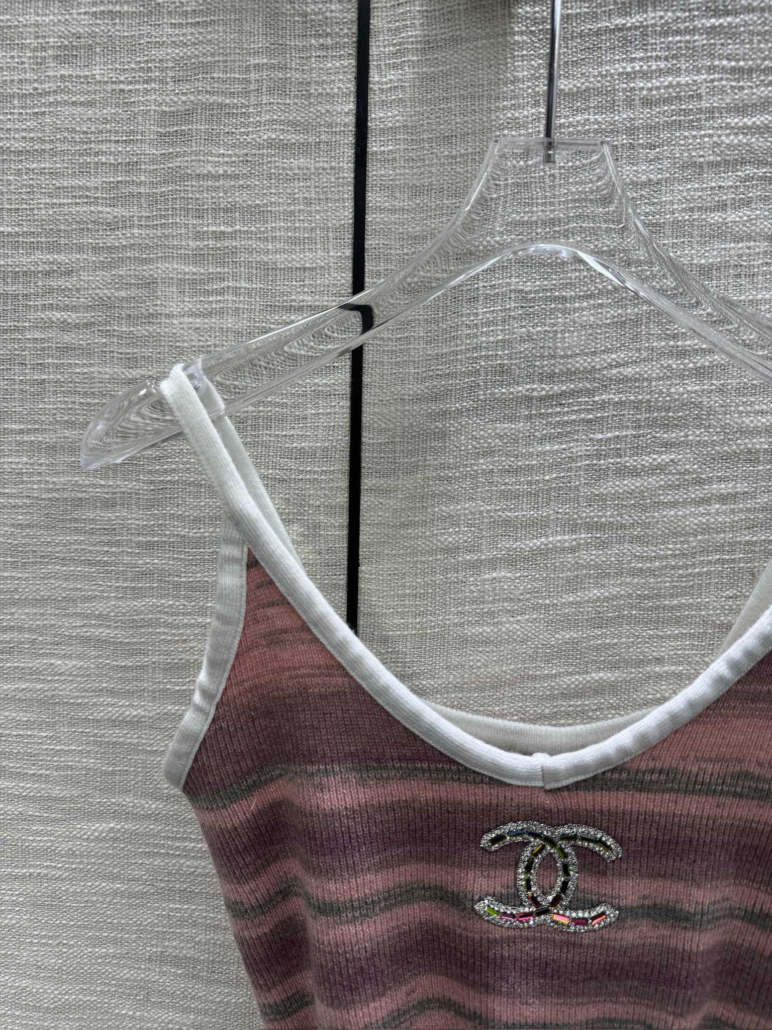 Chanel 2403 - Вязаная майка с V-образным вырезом и полосатым узором в стиле колор-блок