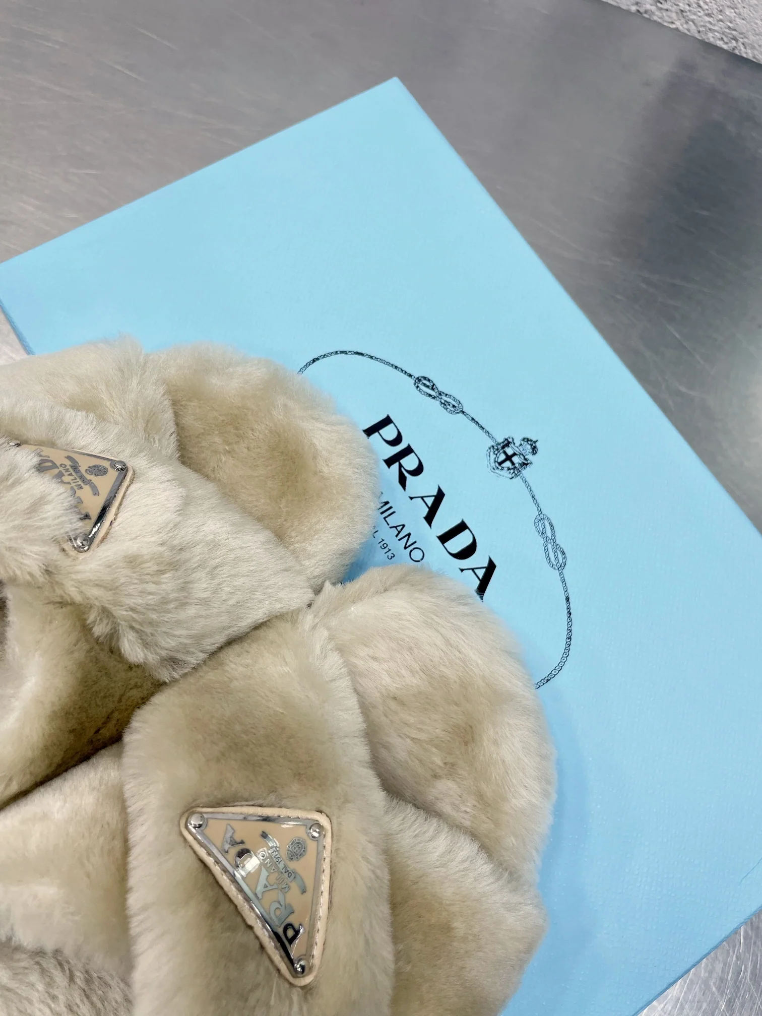 Новинка сезона осень/зима 2022 от Prada — меховые тапочки — в стиле знаменитостей