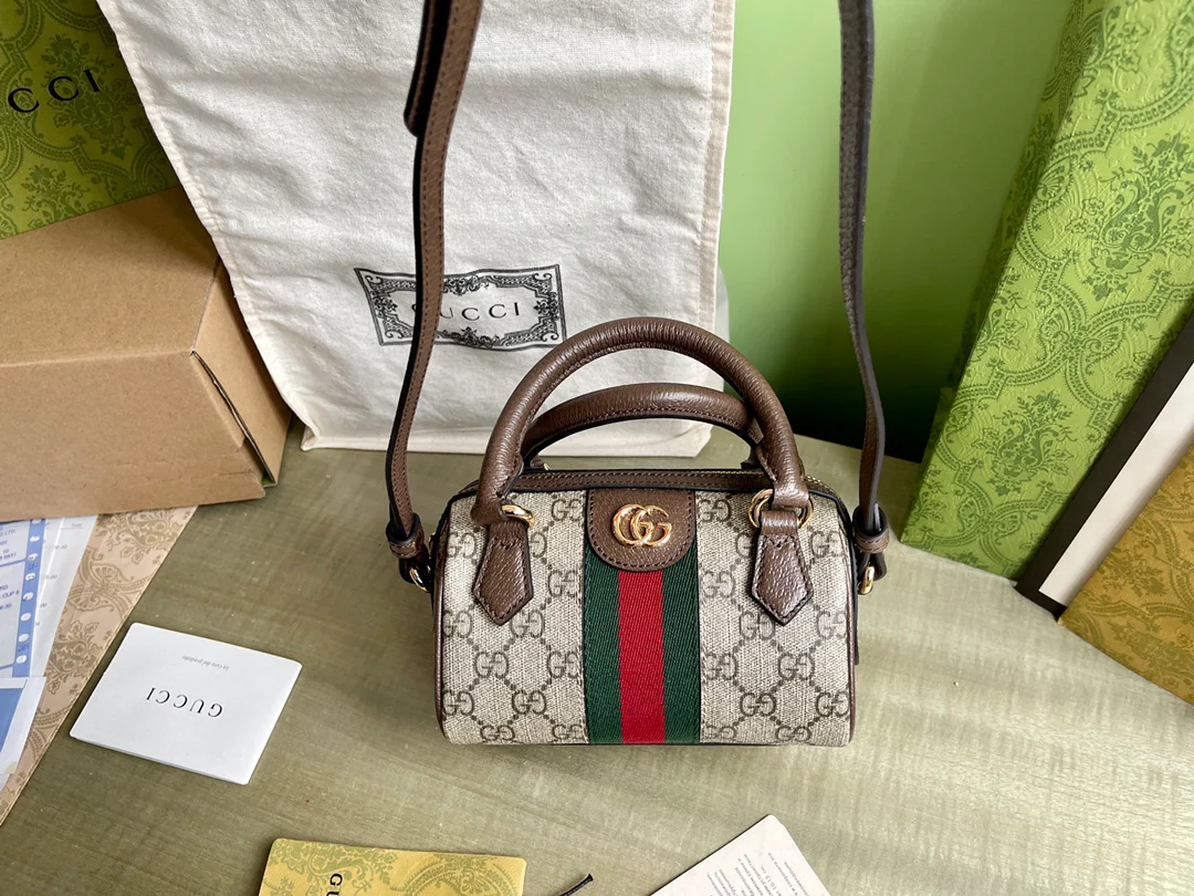 Маленькая классическая сумка-бостон Gucci с логотипом — коричневая.