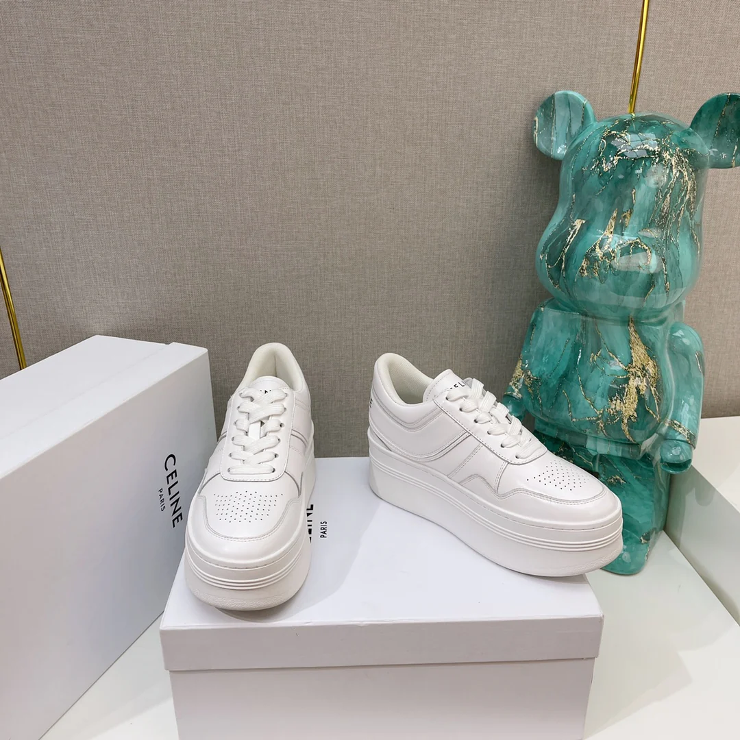 Образ Celine на показе Недели моды весна/лето 2022 — массивные белые кроссовки в стиле знаменитостей.