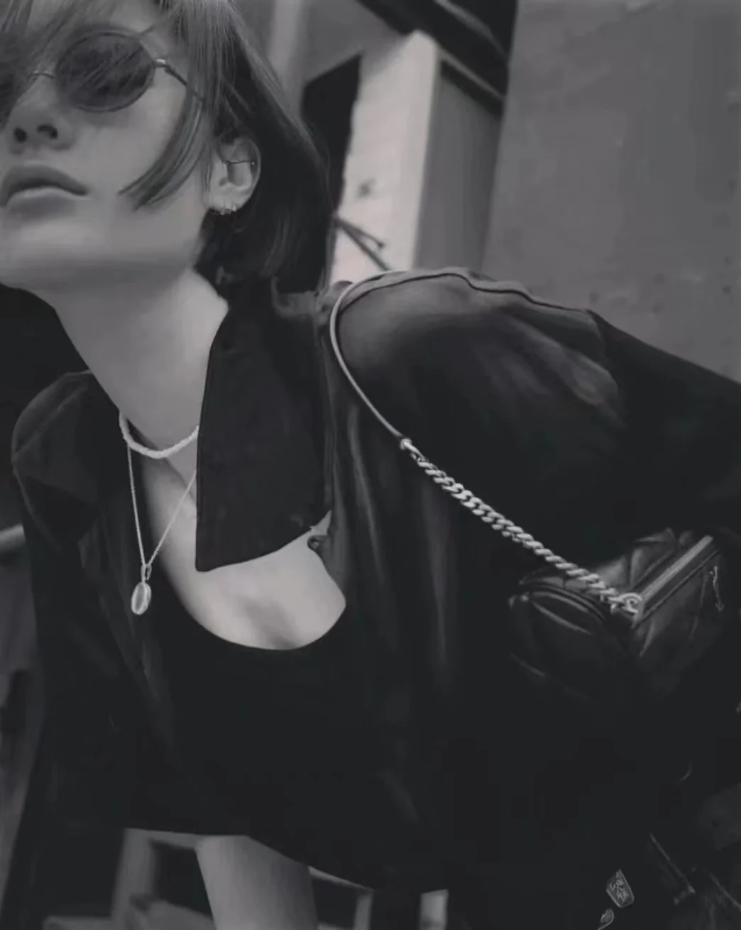 Маленькая цилиндрическая сумка YSL Sade - черная - Фотографии в одежде