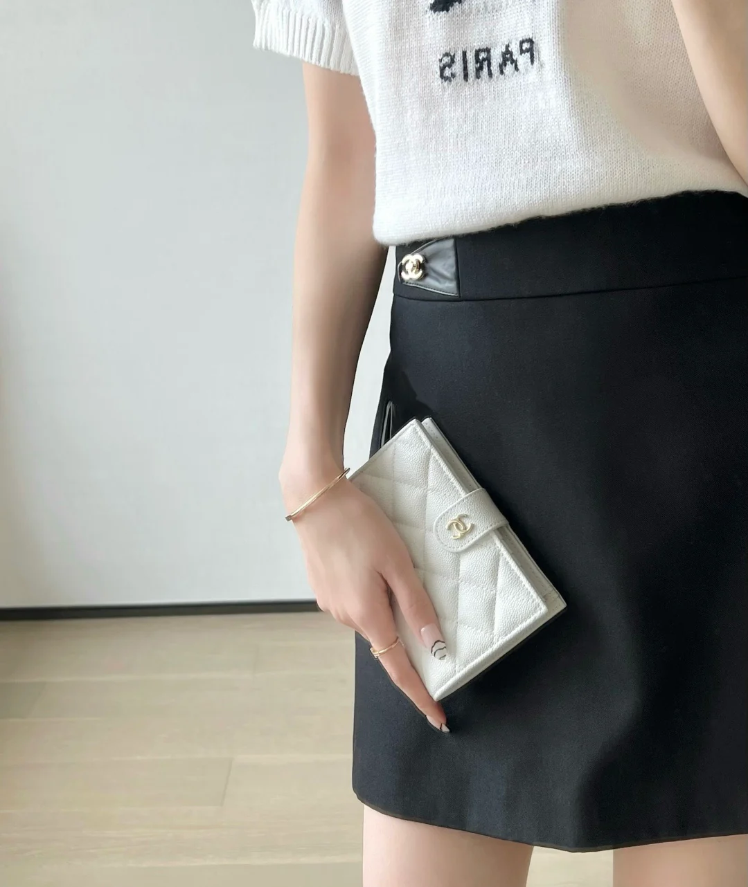 Chanel - телячья кожа 25 карат с пряжкой из белого и светлого золота.