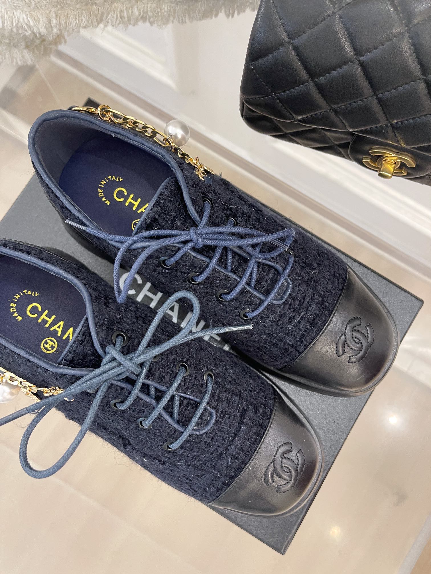 Новинка сезона осень/зима 2023 от Chanel - Лоферы с цепочкой - Синие