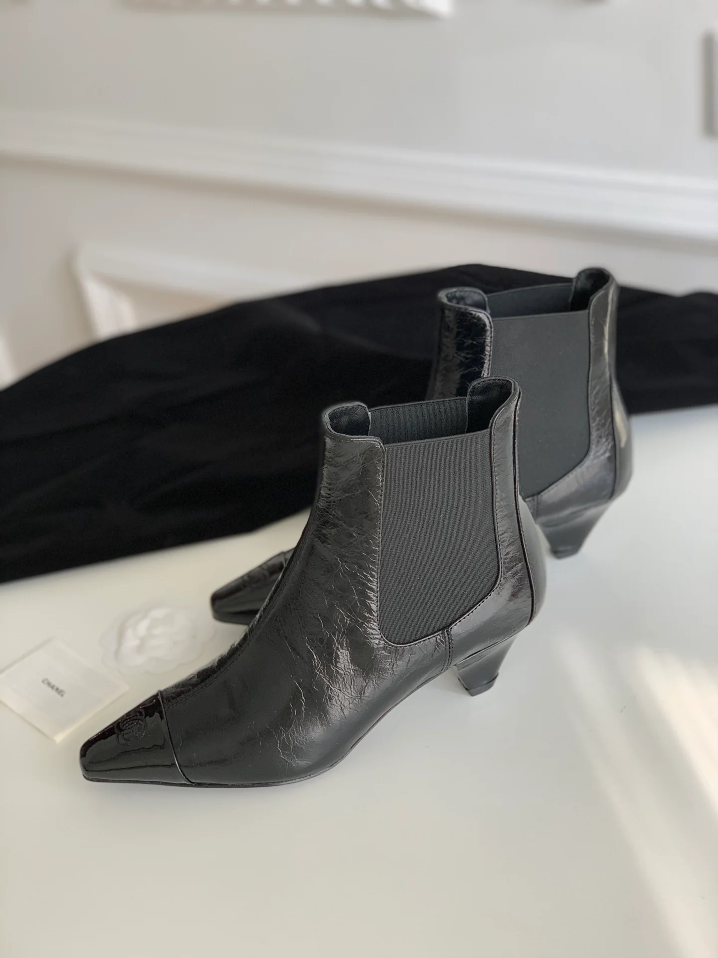 Новинка сезона осень/зима 2023 от Chanel - Ботильоны из овечьей кожи с квадратным носком и массивным каблуком - Матовый черный