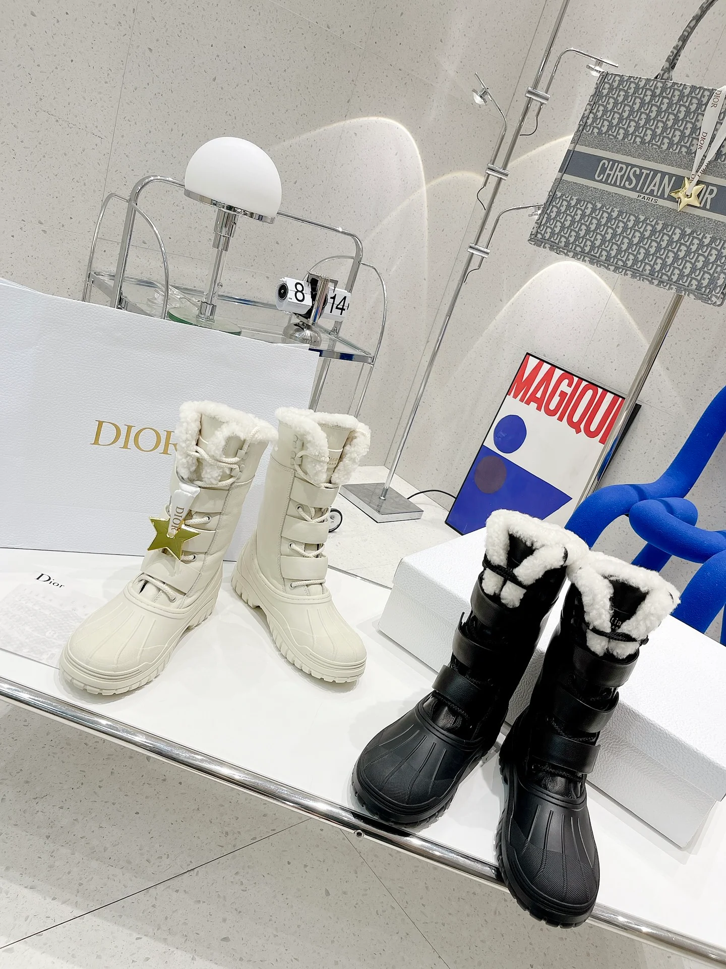 Dior - Сапоги-мотоциклетки средней высоты с меховой отделкой и звездным узором на мыске - Черные