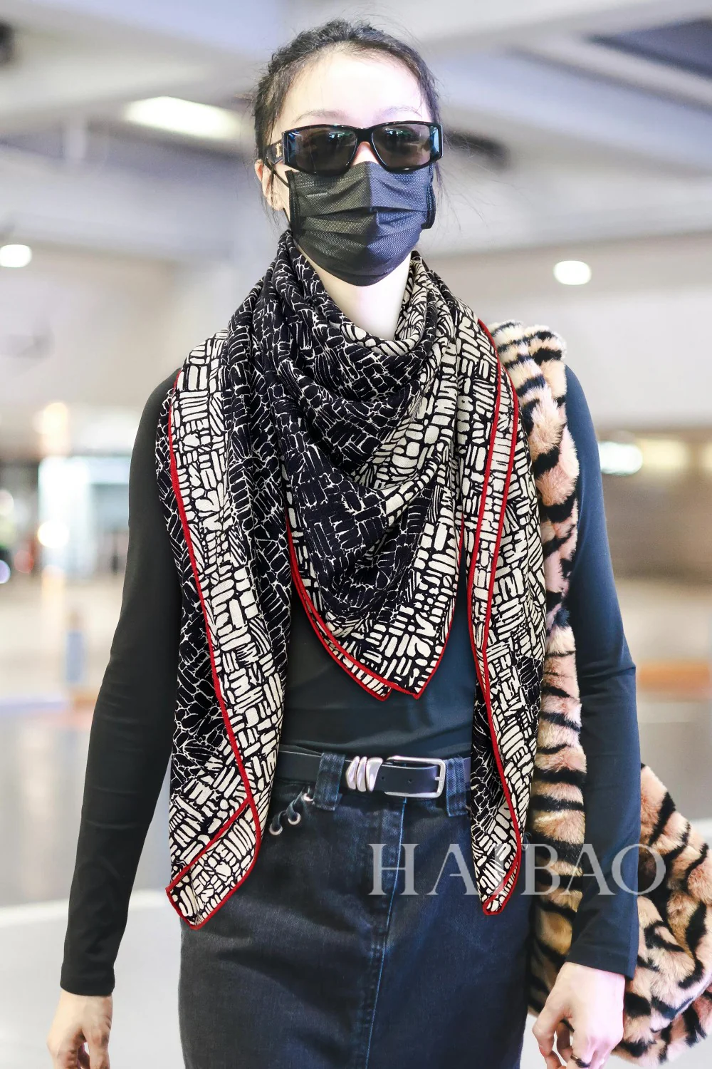 Большой шарф Chanel с абстрактным узором ?Двойная буква С? — 140 см x 140 см — 80% кашемир — 20% шелк — черный