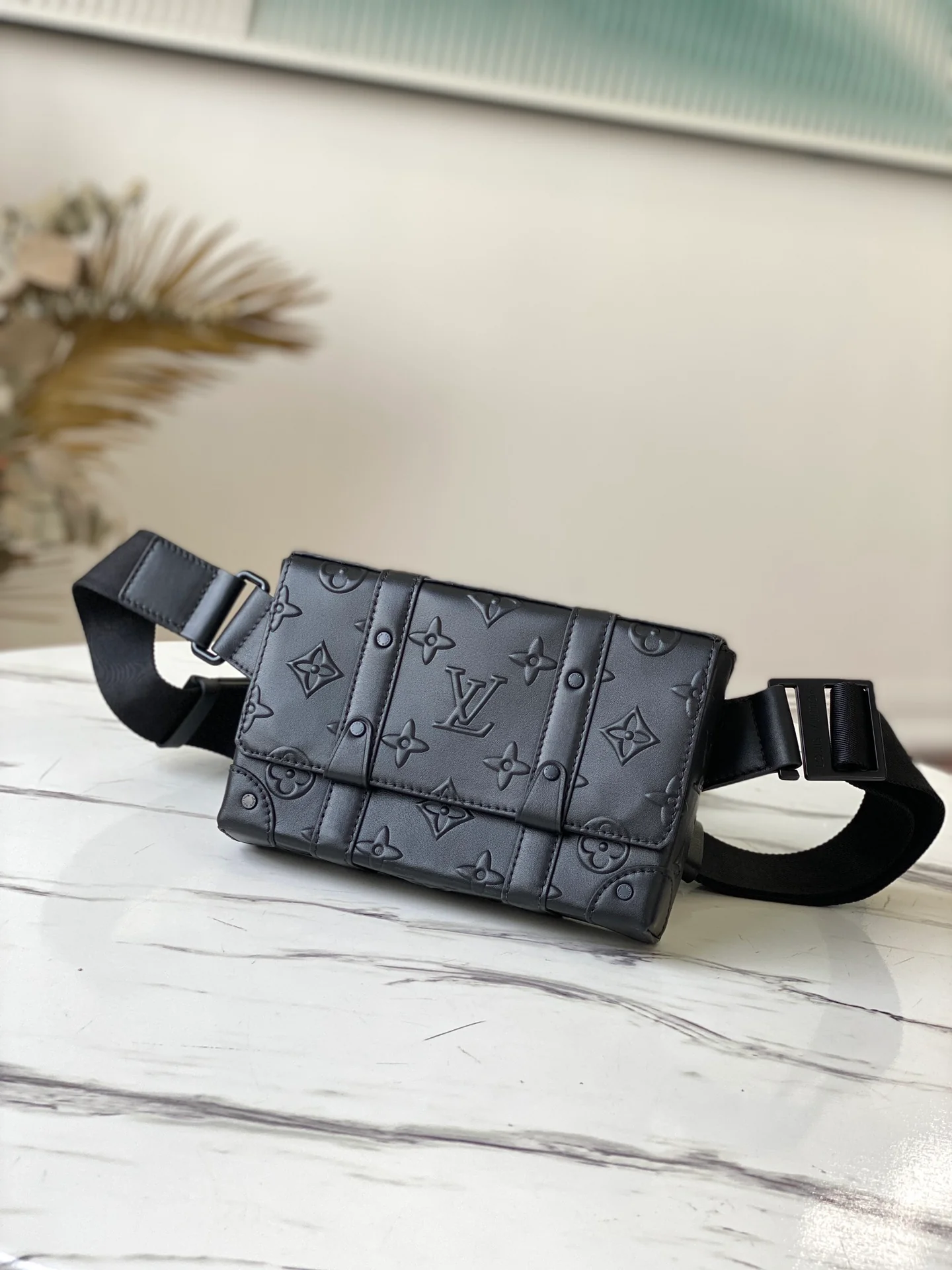 m57952-LV-Trunk-Shoulder Bag-Black