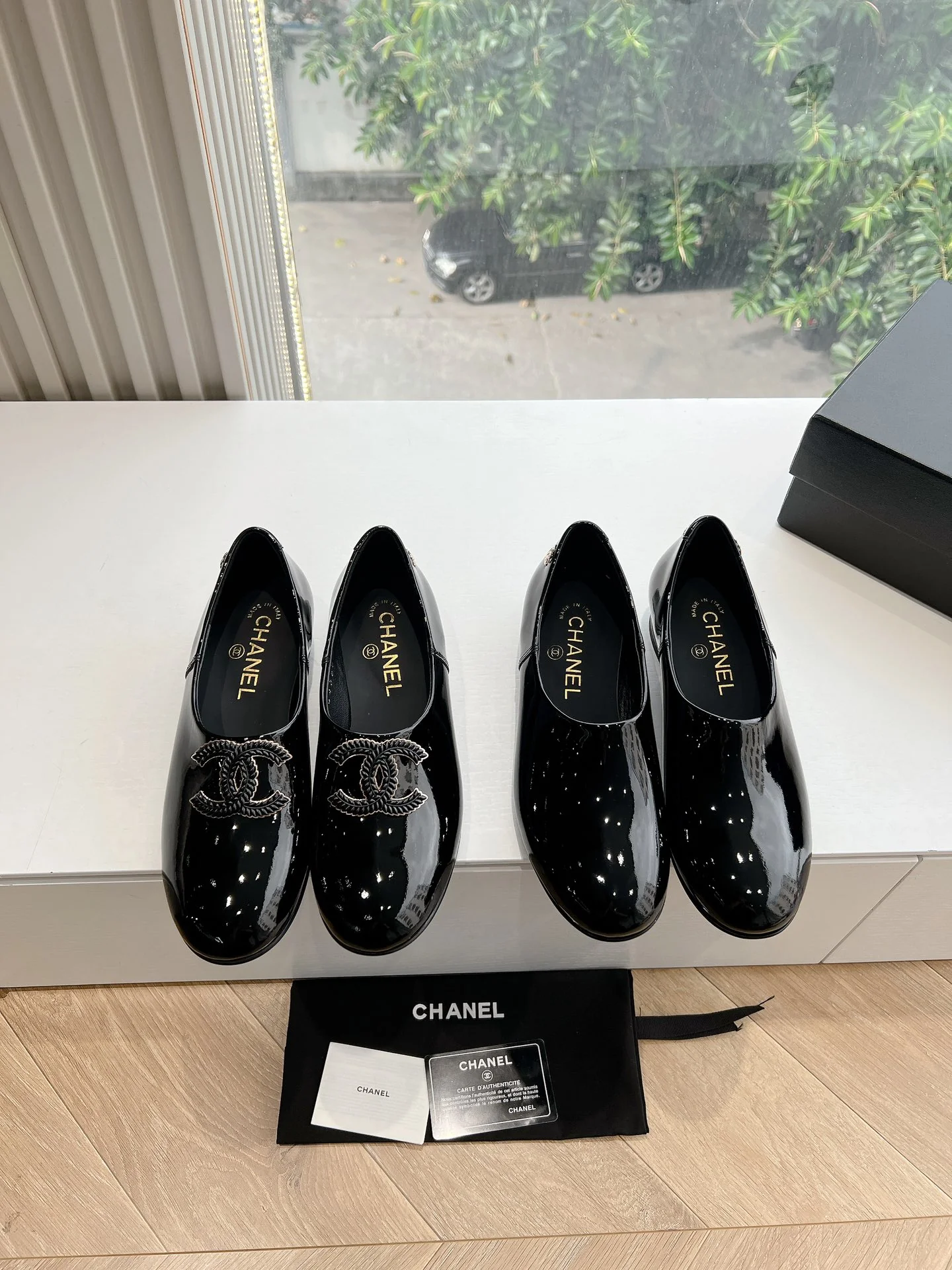 Туфли Мэри Джейн с логотипом Chanel 2024 года - изображение из коллекции