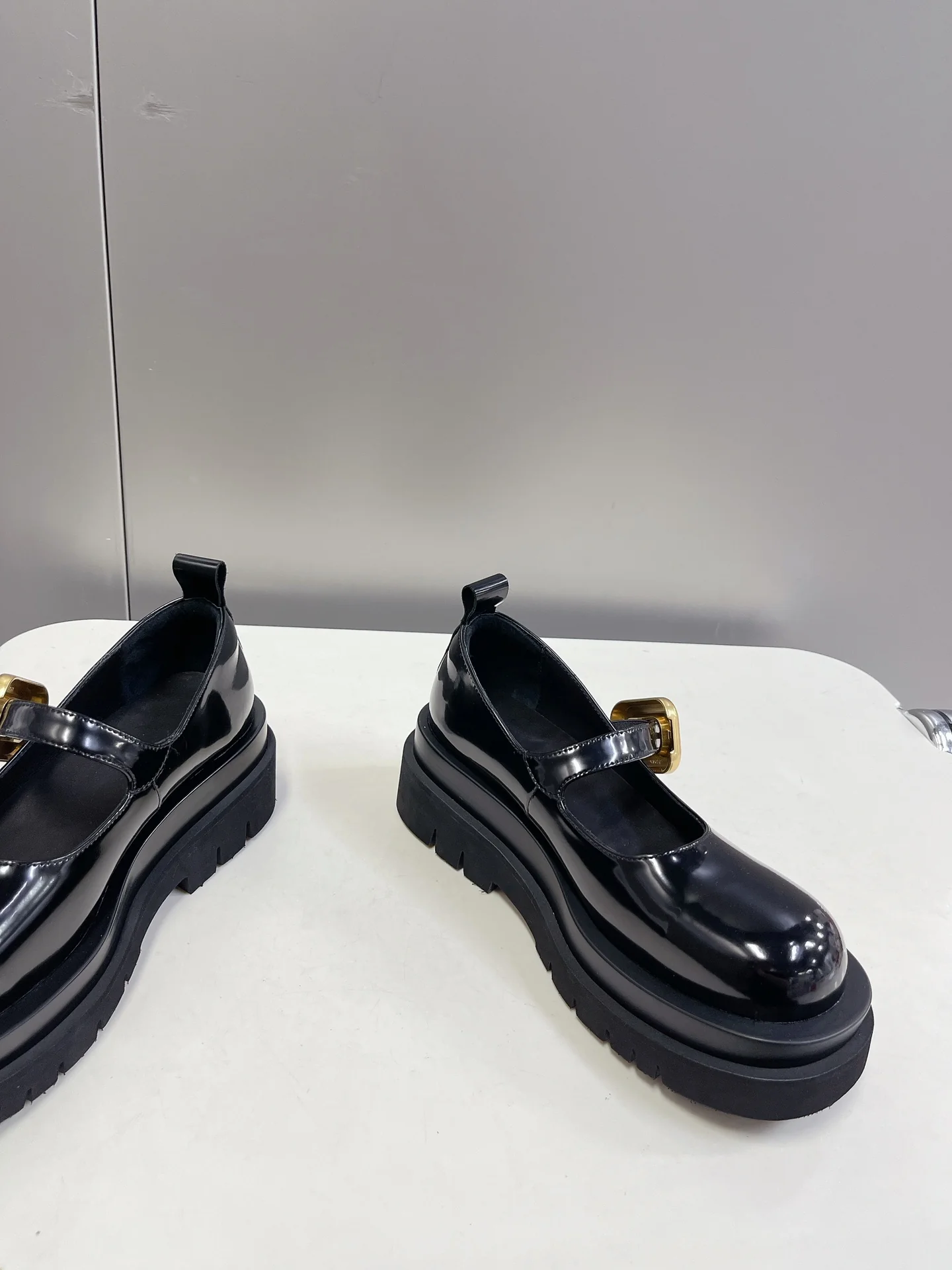 Новинка сезона весна/лето 2023 от BV - туфли Мэри Джейн с большой головой.