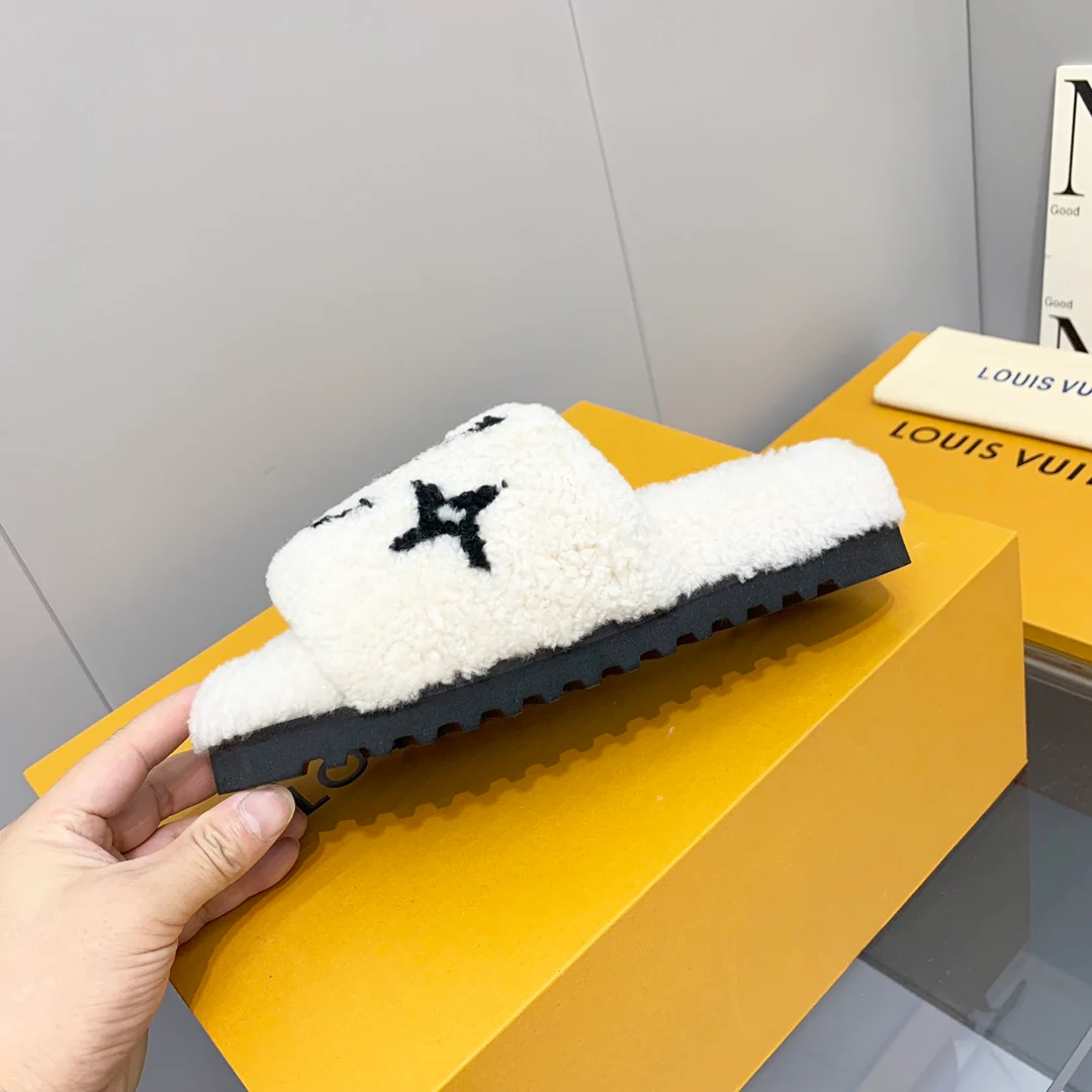Новинка весны 2022 года от LV - Меховые тапочки - Белые и черные