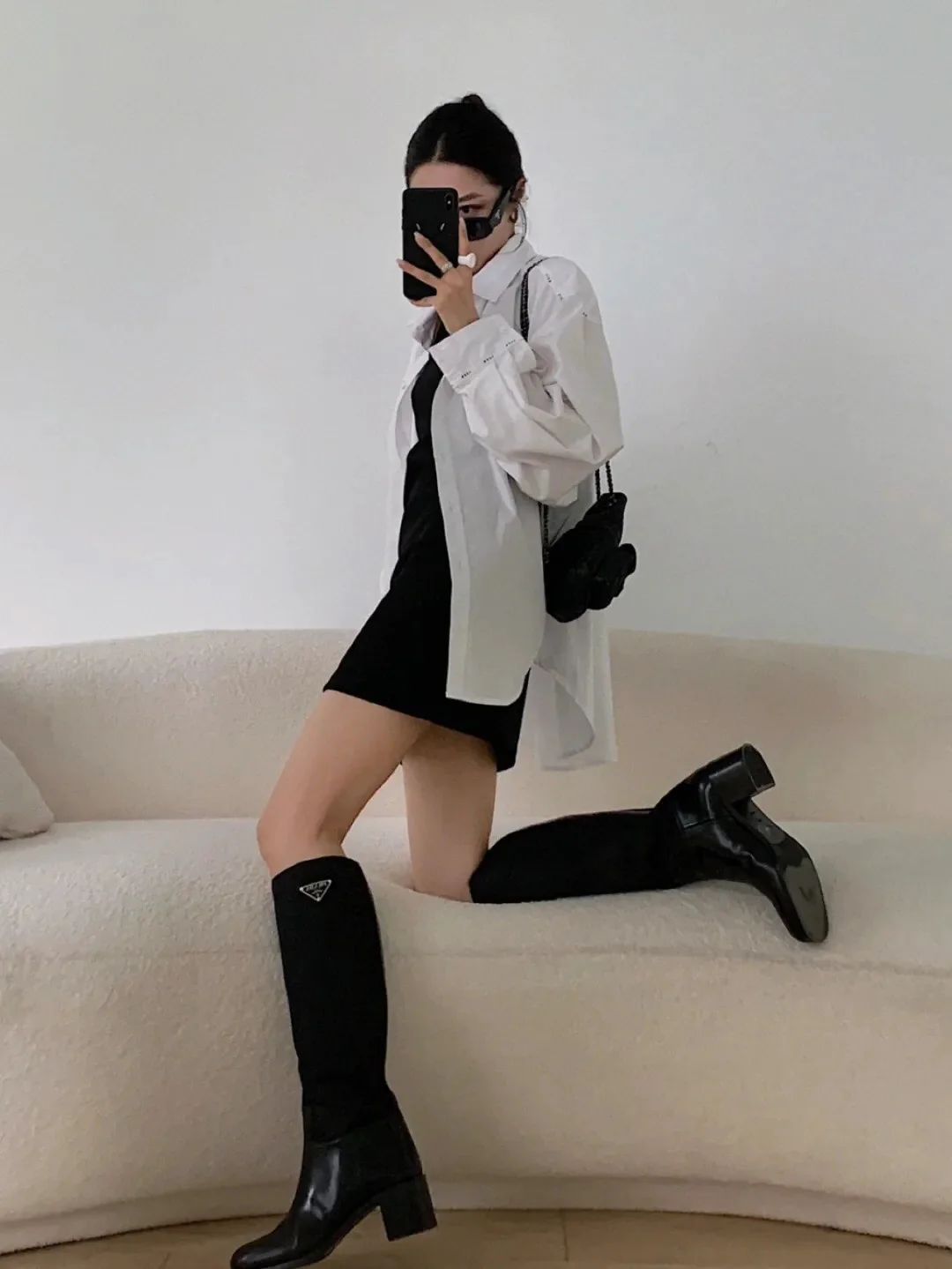 Новинка сезона осень/зима 2023 от Prada — высокие сапоги из телячьей кожи.