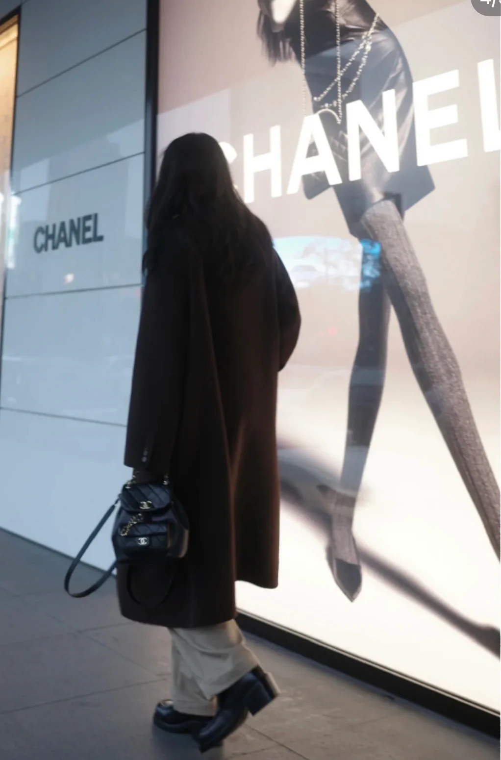 Рюкзак Chanel — черный, из вощеной кожи.