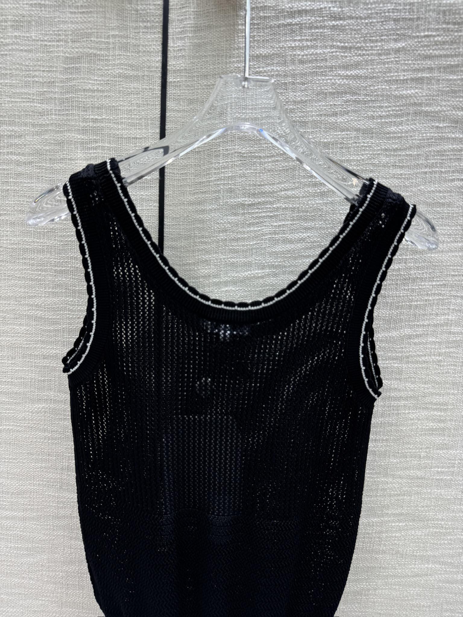 Вязаный жилет Chanel 2403 с ажурной отделкой - черный