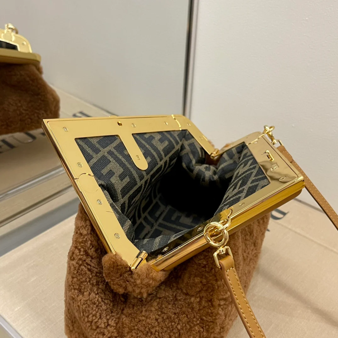 Маленькая коричневая шерстяная сумочка Fendi-first