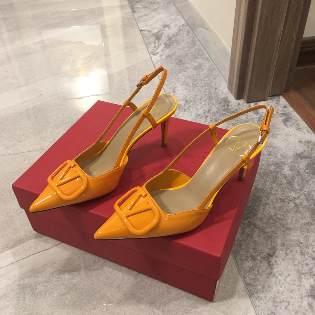 Лакированные сандалии Valentino с острым носком, оранжевые.