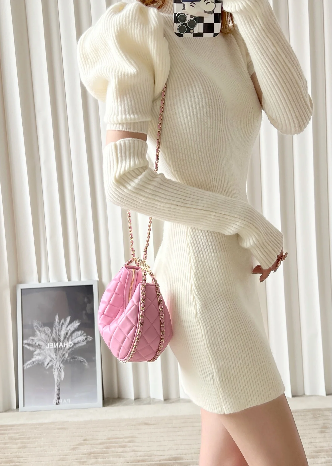 Новинка сезона весна/лето 2023 от Chanel - сумка Half Moon - маленькая - розовая - фотографии в действии.