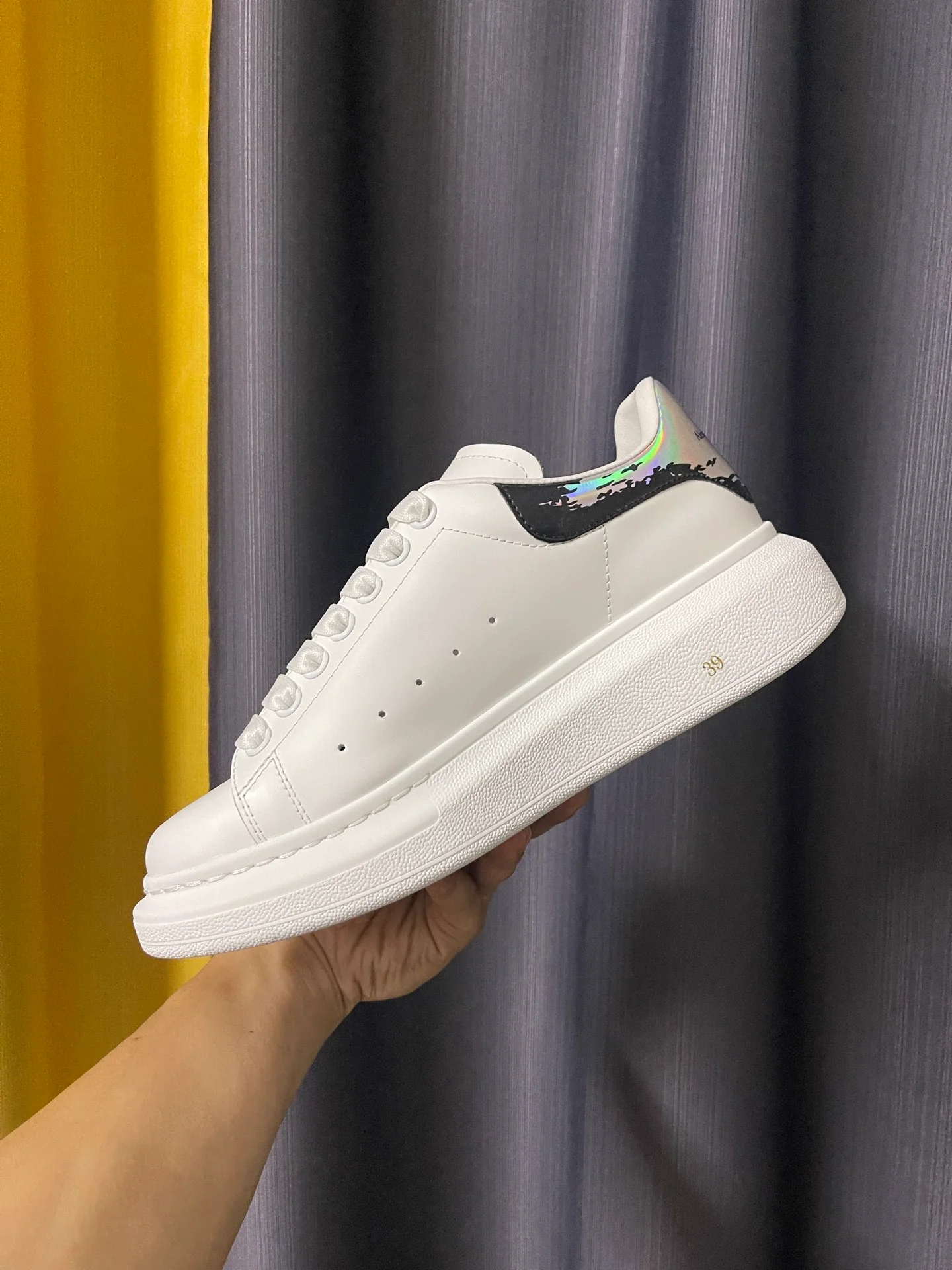 Классические белые кроссовки McQueen - унисекс - новый цвет - серебристый каблук с лазерной гравировкой