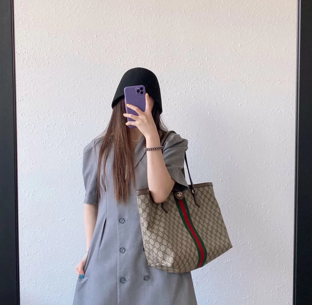 Классическая сумка-тоут Gucci — как она выглядит на руке.