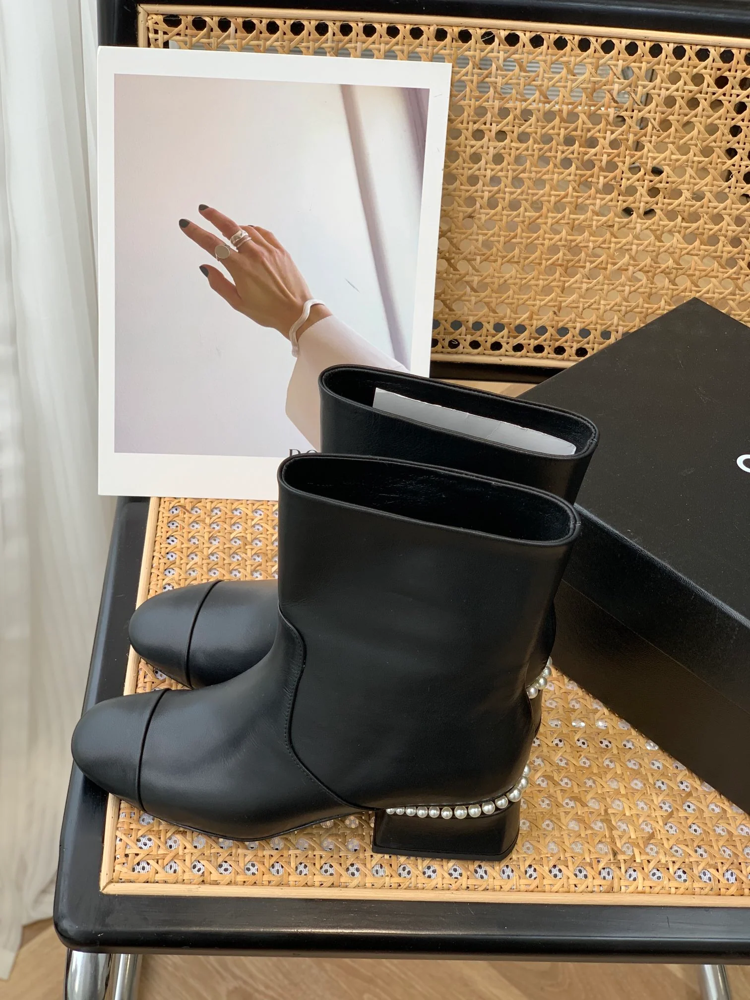 Chanel - Классические ботильоны на каблуке с круглым носком и жемчужной отделкой