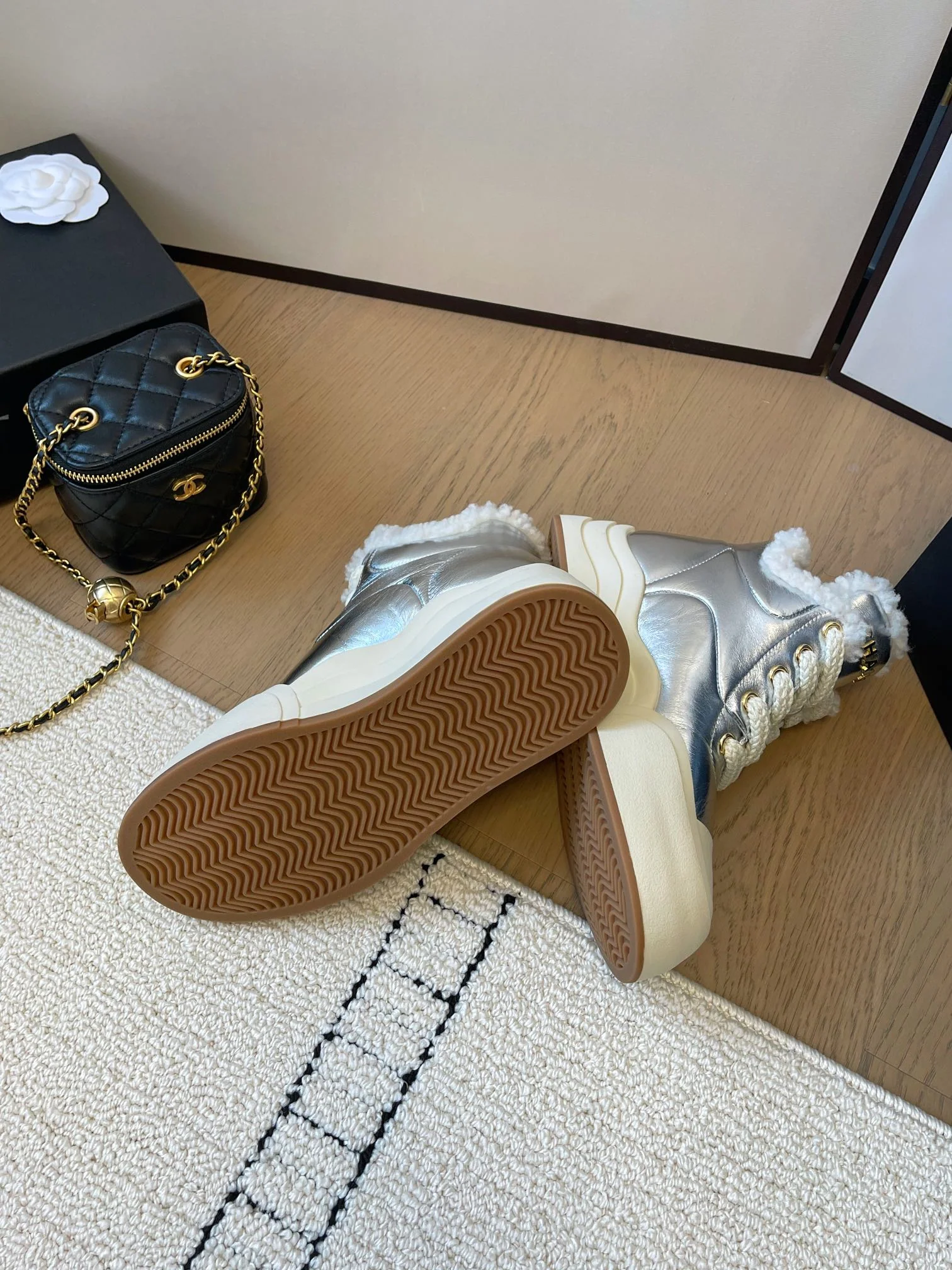 Туфли-лодочки Chanel 2024 на платформе из шерсти, серебристые.